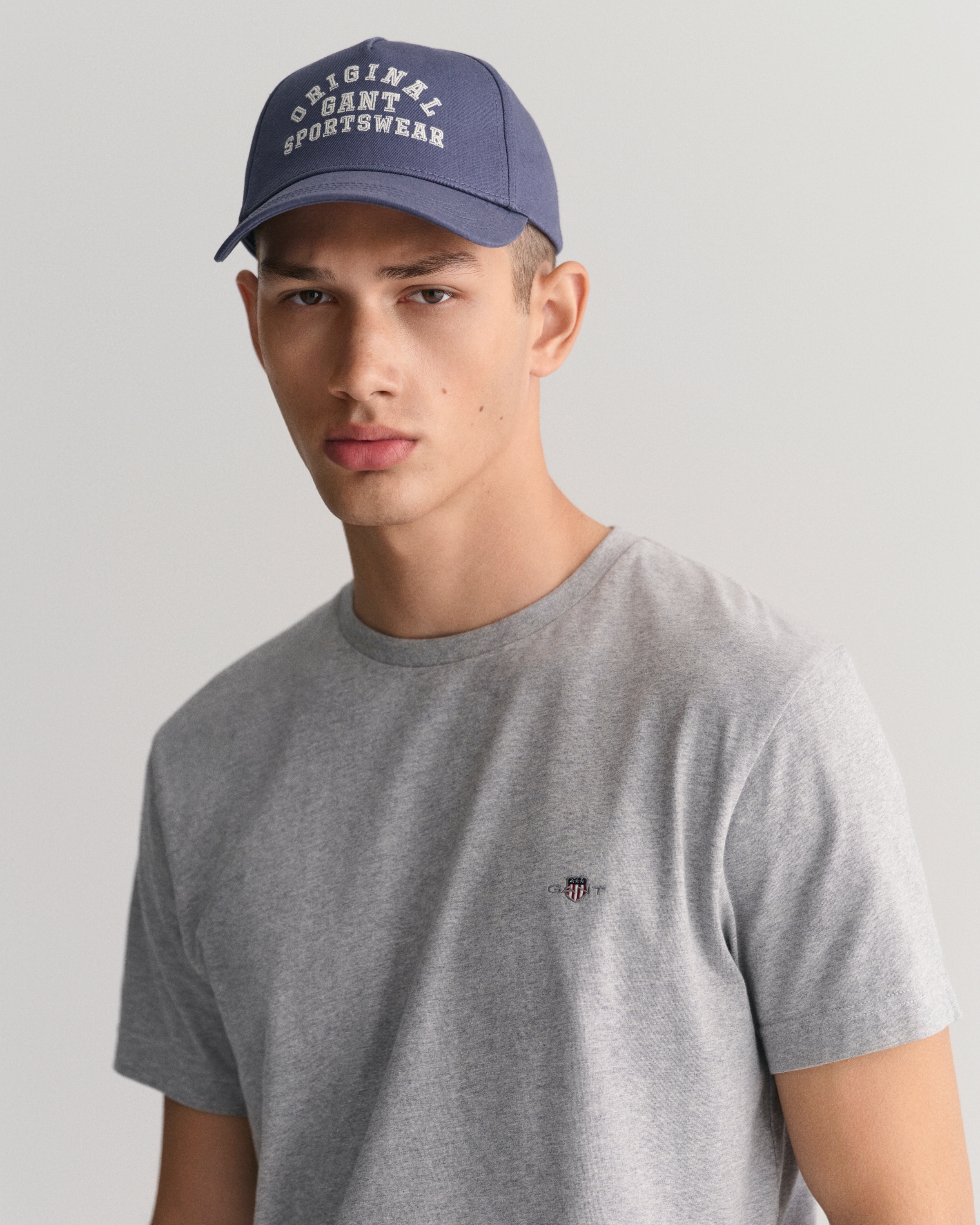 Gant T-Shirt »SLIM SHIELD SS T-SHIRT« mit Logostickerei auf der Brust