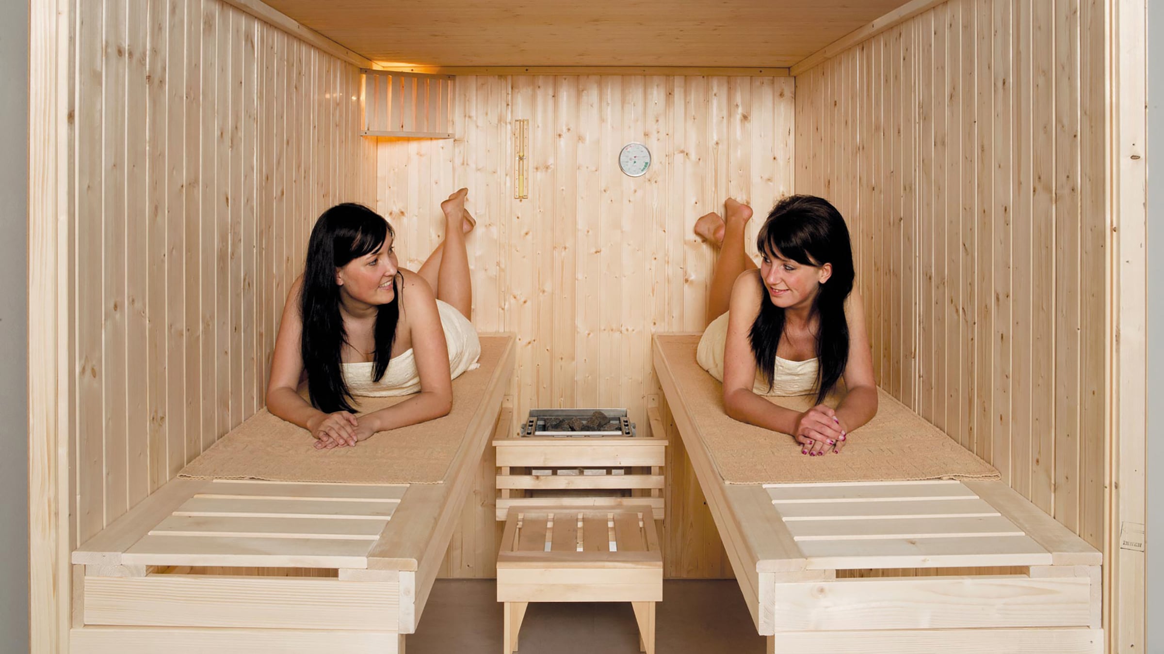 weka Sauna »Elementsauna KAARINA 2« platzsparende Nischensauna, 2 Fensterelemente, moderne Ganzglastür