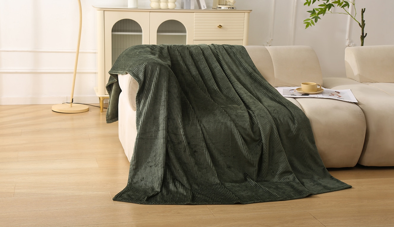 Bruno Banani Wohndecke »Shakira«, Kuscheldecke mit Prägedruck, 150x200 cm