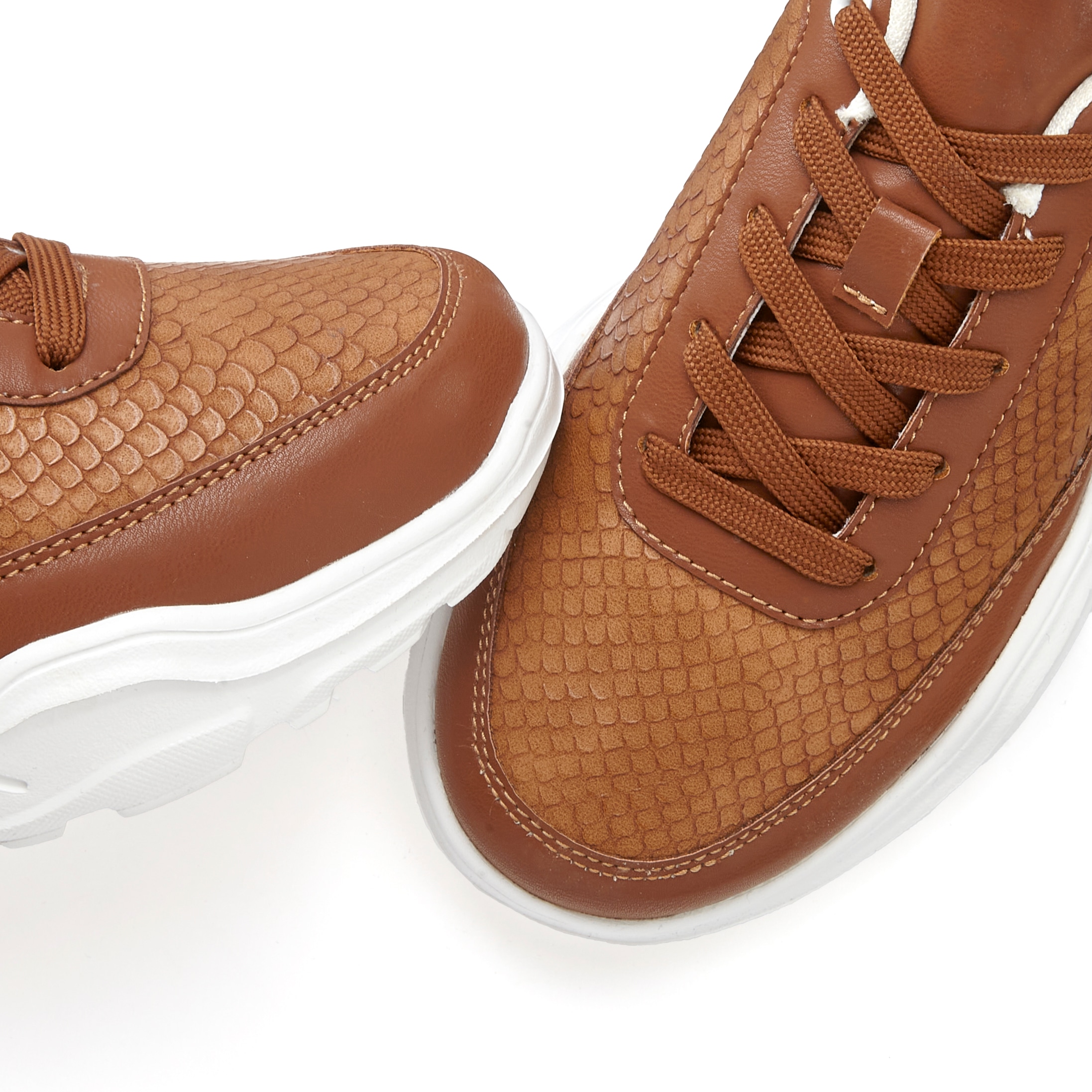 LASCANA Sneaker  Halbschuh, Sportschuh, leichte Chunky Sohle VEGAN