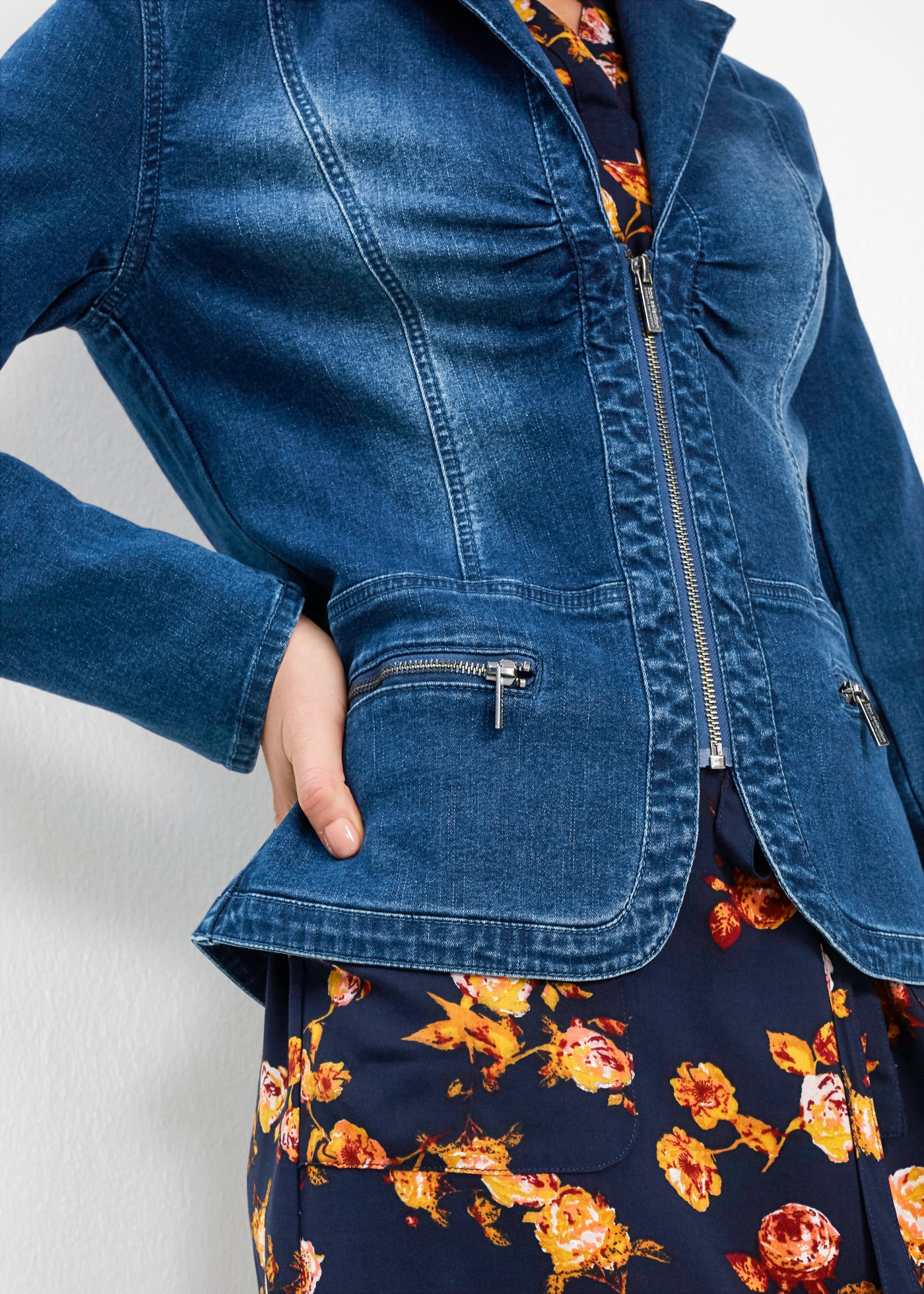 bonprix Jeansjacke aus Baumwollmischung mit Elasthan, figurbetonte Passform