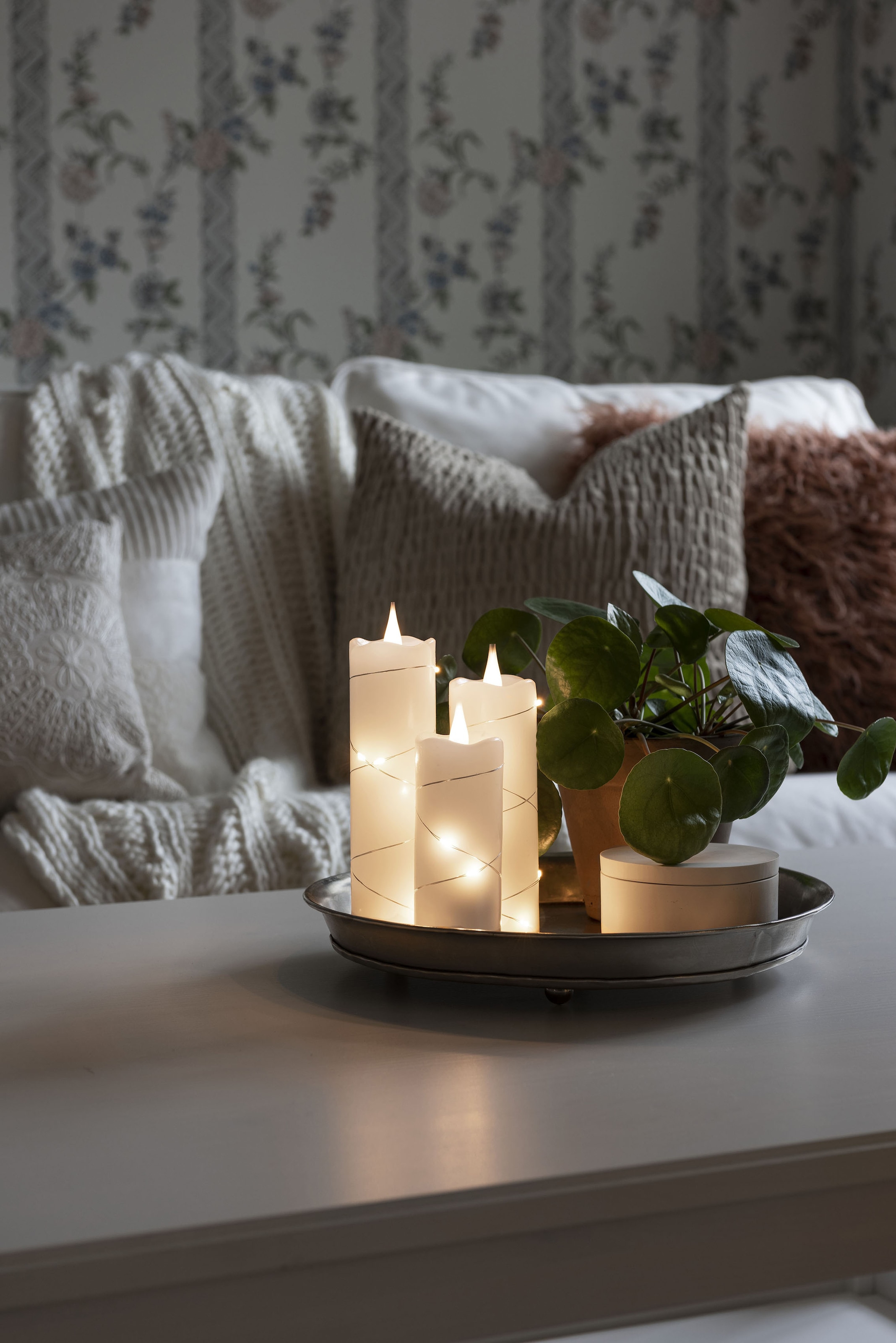 KONSTSMIDE LED-Kerze »Weihnachtsdeko«, LED Echtwachskerze weiß, mit 3D  Flamme und silberfb. Draht umwickelt auf Rechnung kaufen