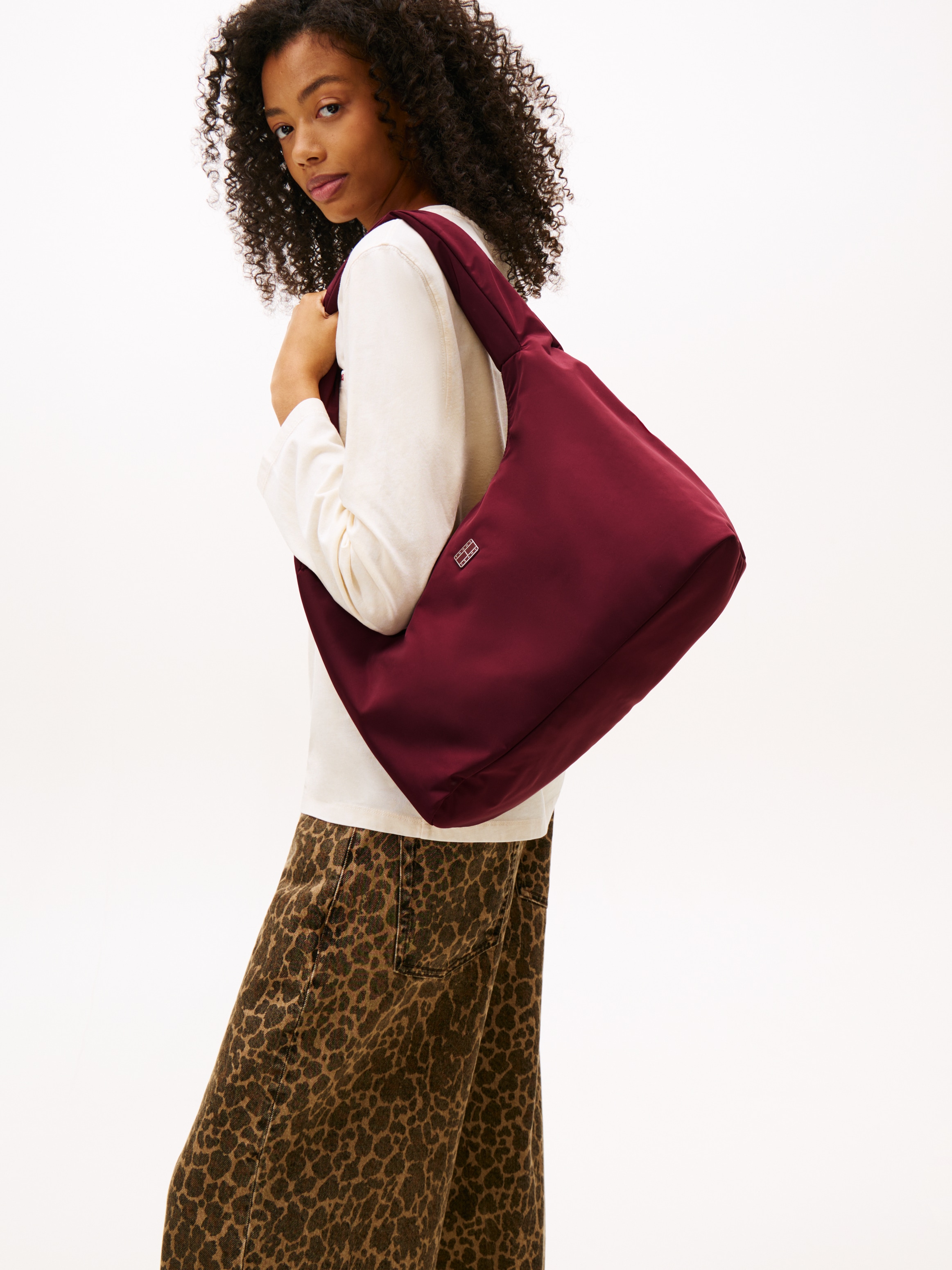 Tommy Jeans Hobo »TJW URBAN NYLON HOBO« , Damen Schultertasche, Minibag mit wertigem Logo-Emblem