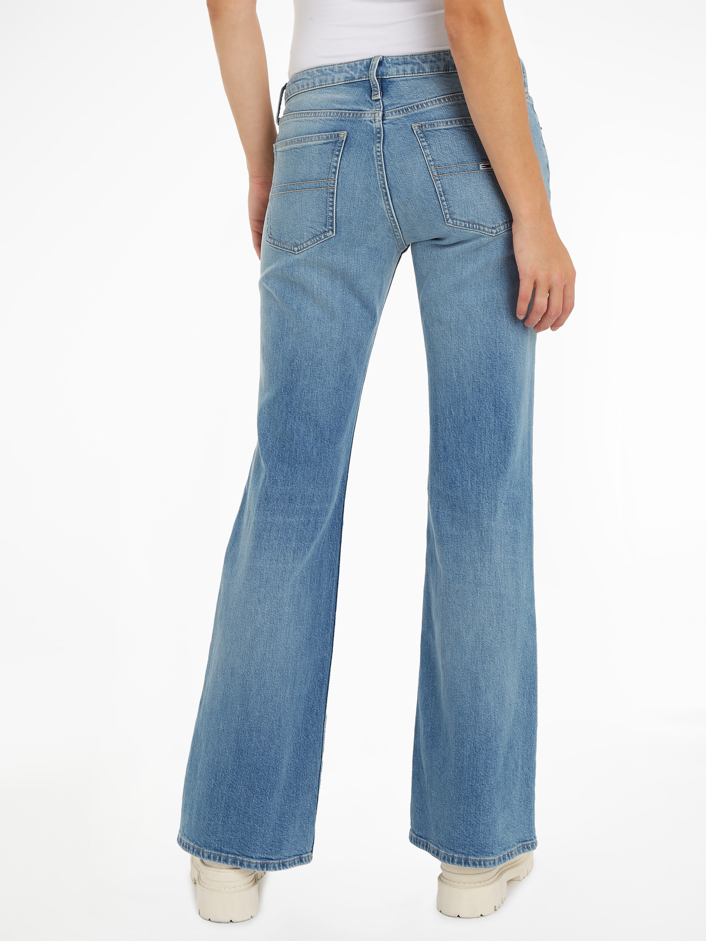 Tommy Jeans Bequeme Jeans »Sophie Low Wais Flare Wide«, mit Ledermarkenlabel