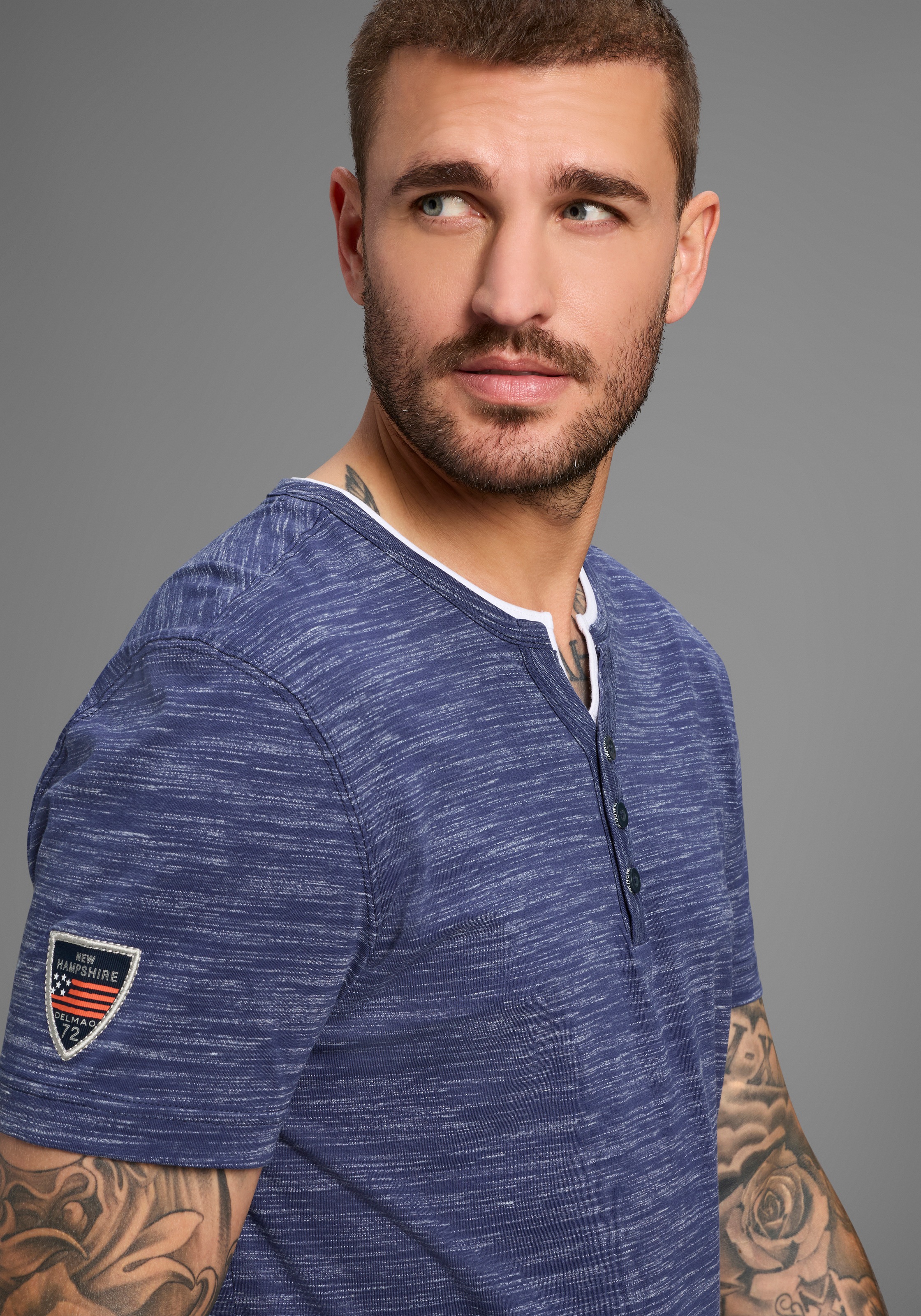 DELMAO Henleyshirt »Neue Kollektion!« mit Badge