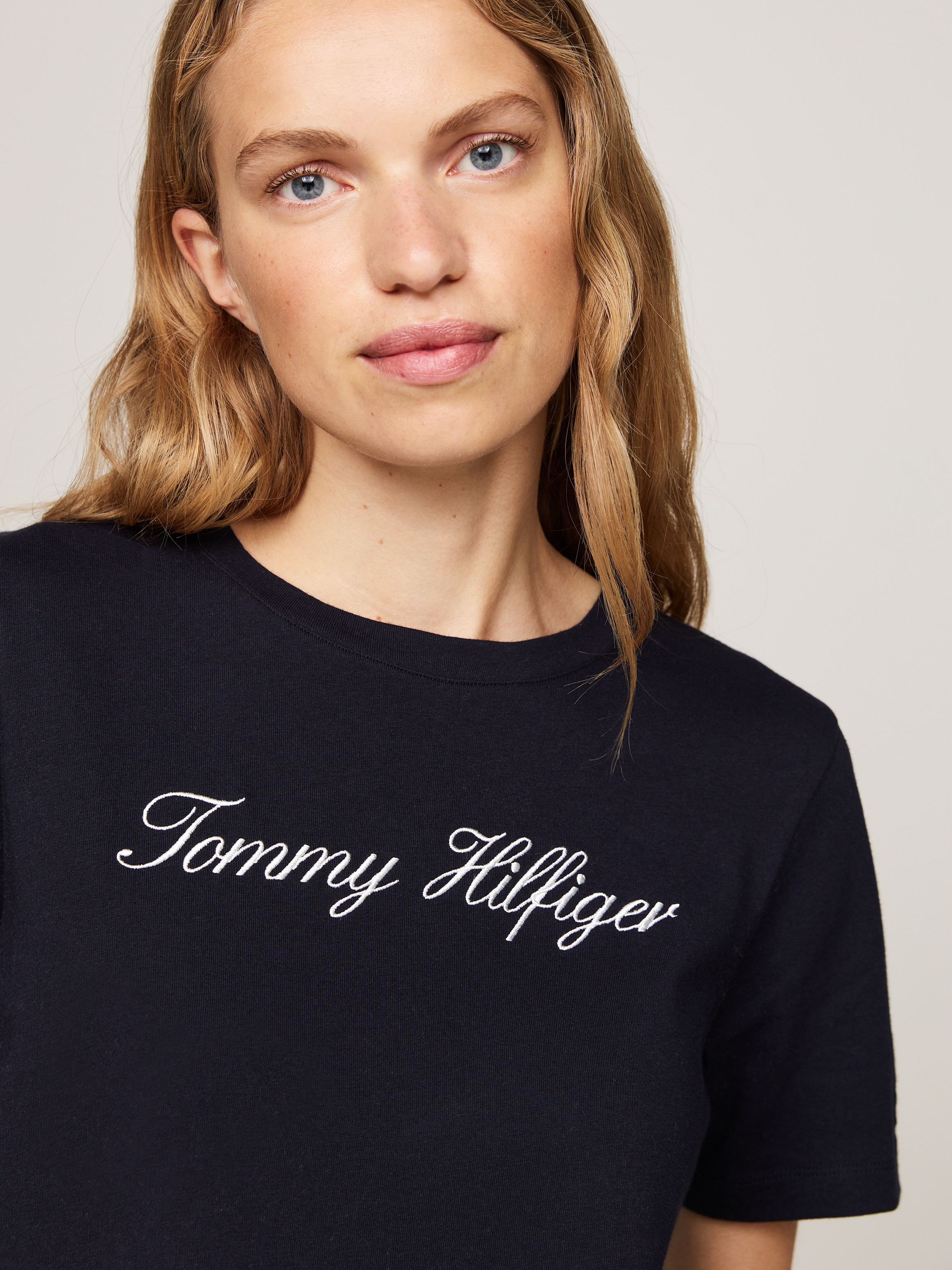 Tommy Hilfiger T-Shirt »NOS SCRIPT REGULAR C-NK SS«, Mit Rundhals und kontrastfarbenem Druck
