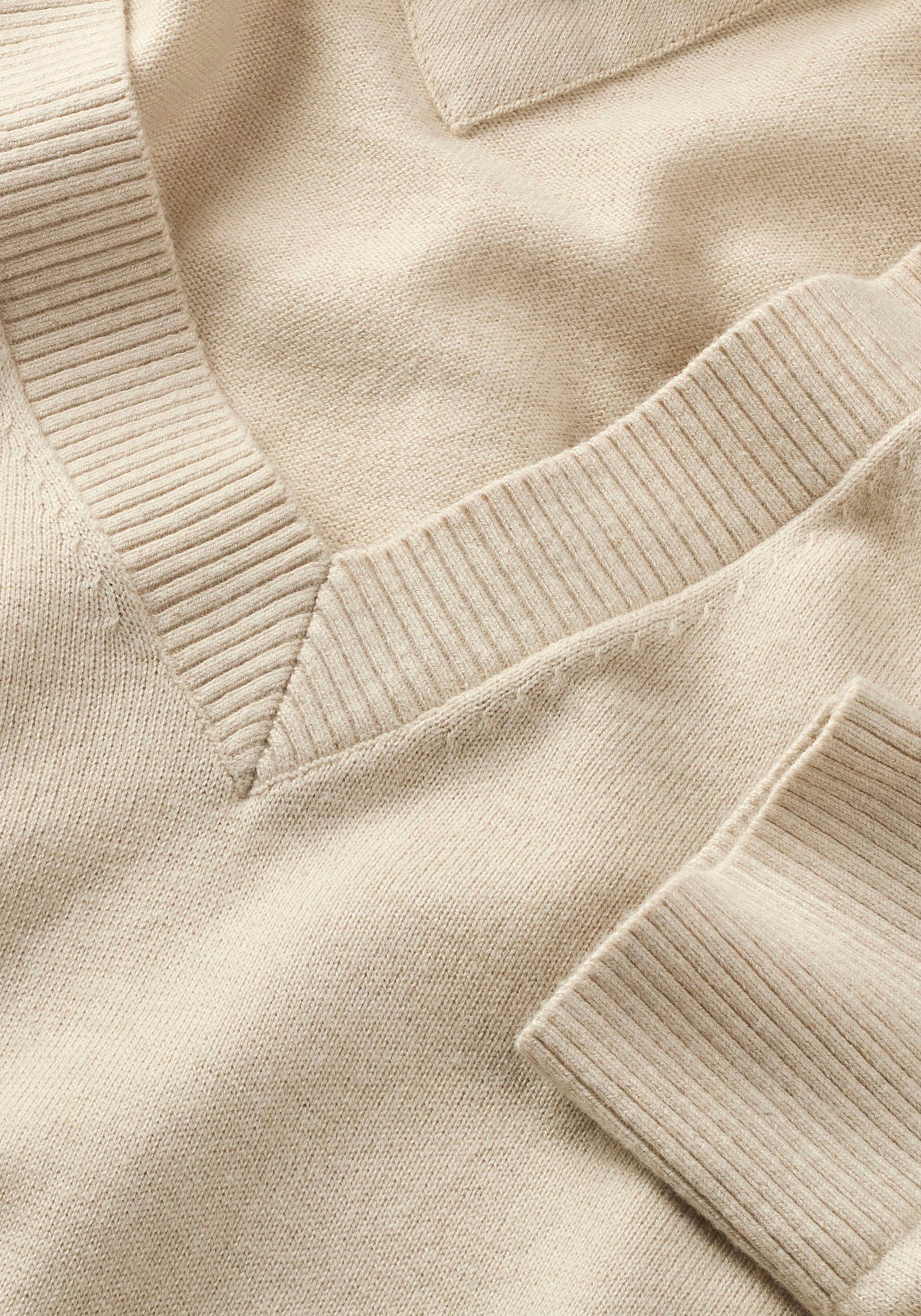 Tommy Jeans V-Ausschnitt-Pullover »TJW ESSENTIAL VNECK SWEATER EXT«, mit Logostickerei
