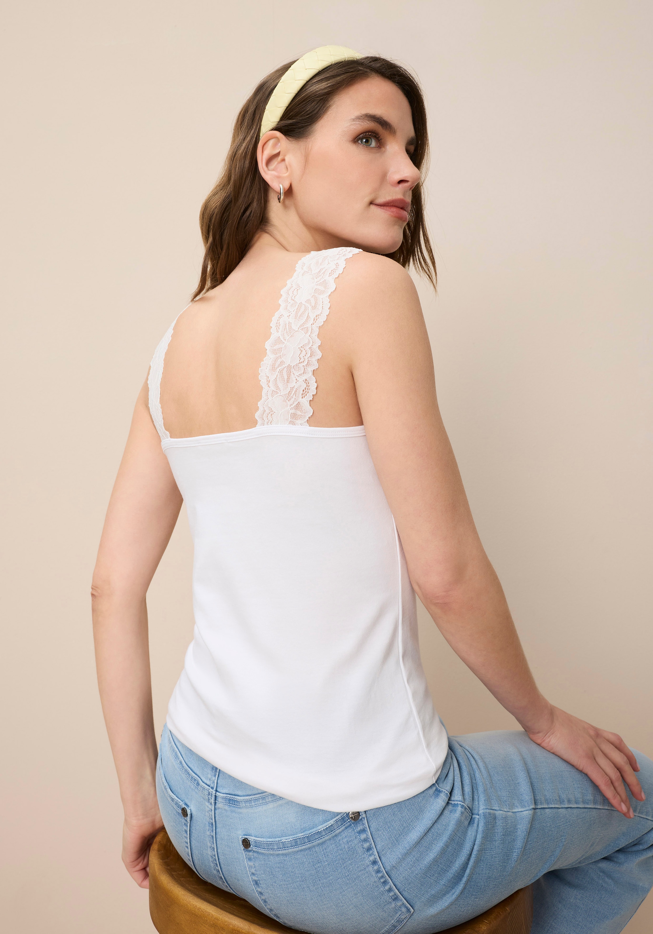 Tamaris Spitzentop mit femininen V-Ausschnitt, figurbetont