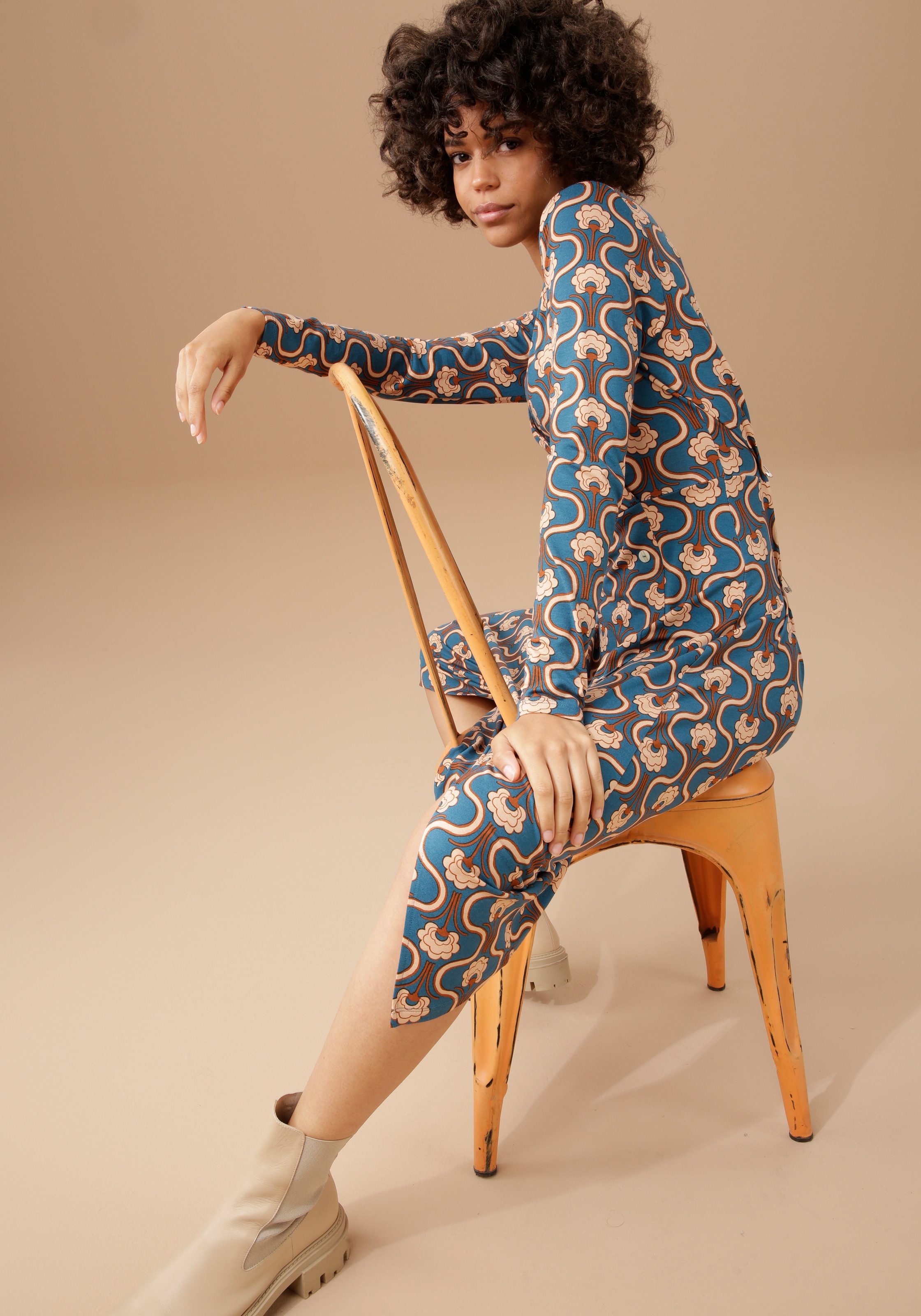 Aniston CASUAL Jerseykleid, mit trendigem Retromuster bedruckt