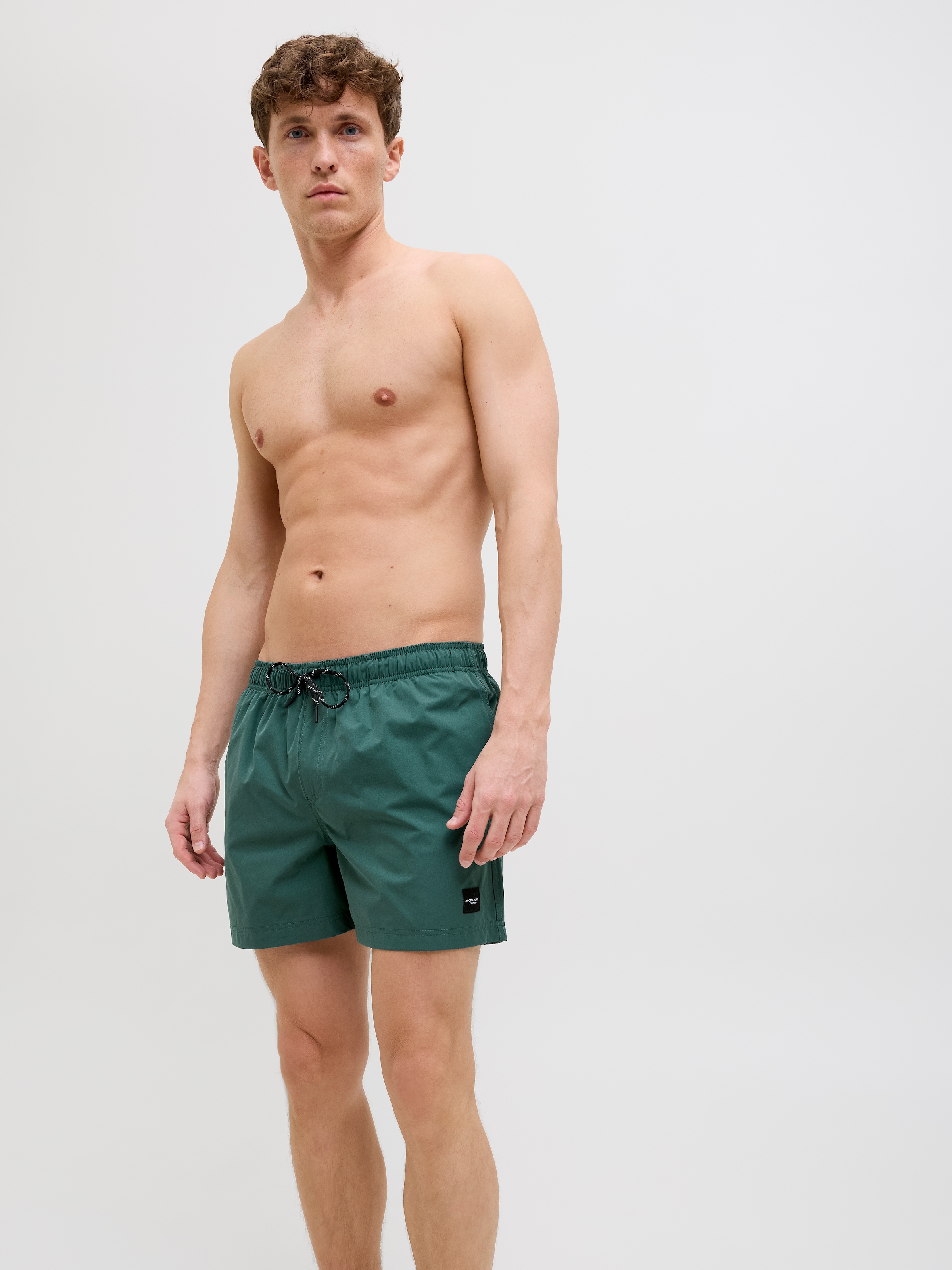 Jack & Jones Badeshorts »JPSTMAUI  Badeshort mit elastischem Bund und normalem Schnitt« unifarben, modisch, slim fit, Polyester
