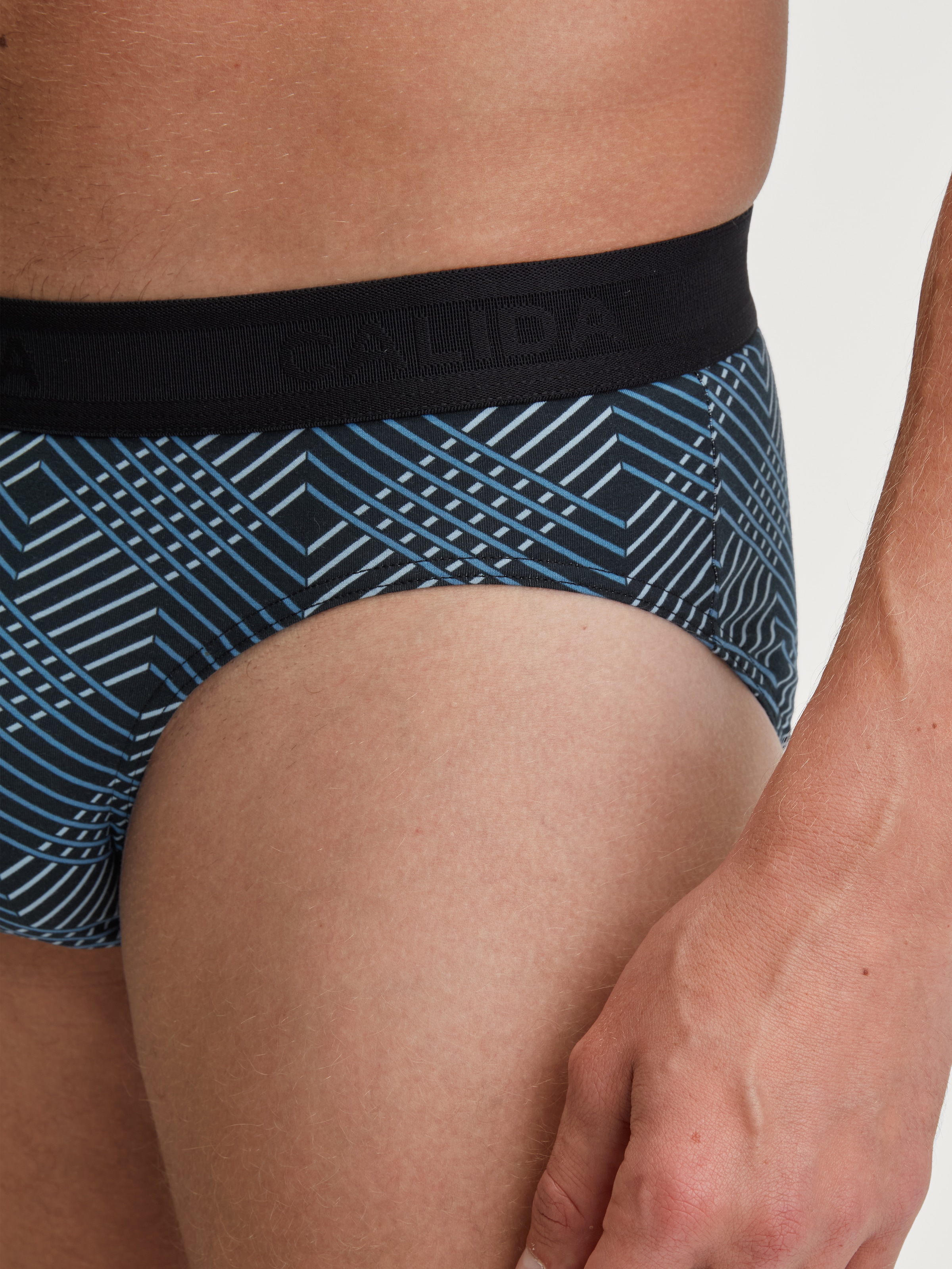 CALIDA Minislip »Grafic Cotton« gemustert, eng, kurz, bequem, breiter Bund, Baumwollmix