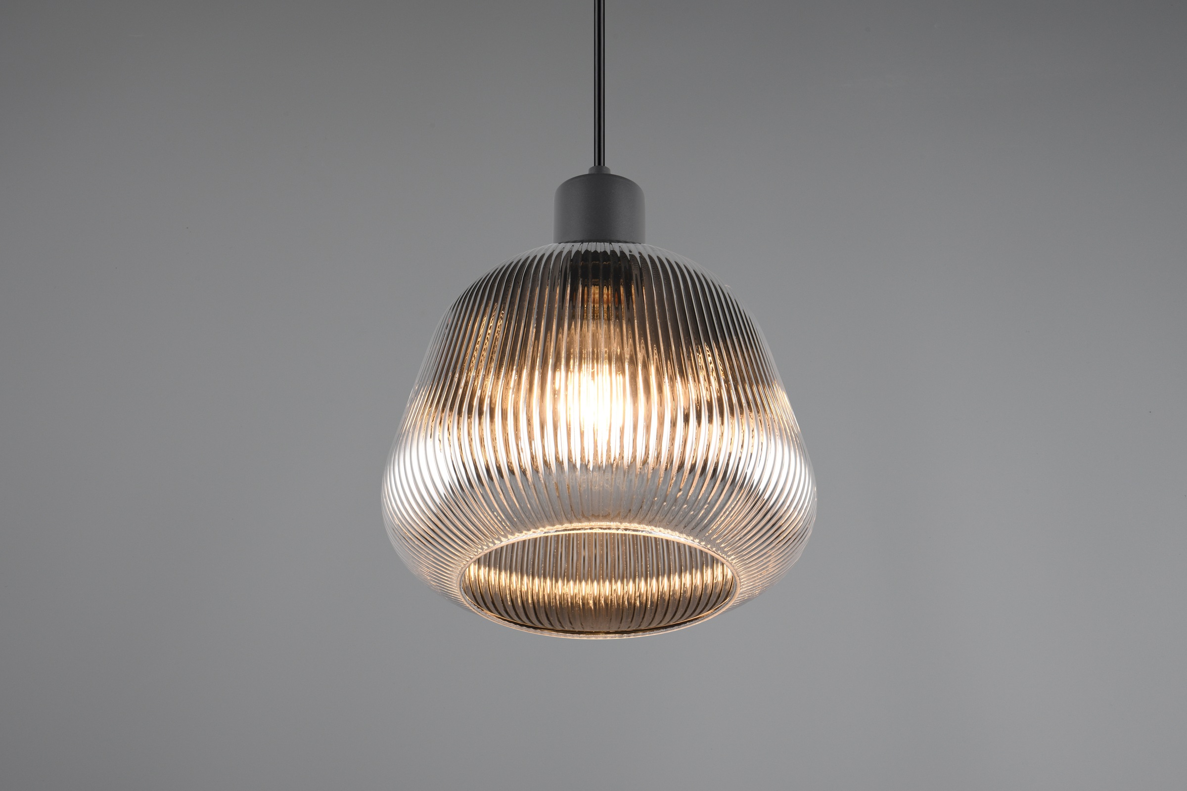 TRIO Leuchten Pendelleuchte »TARIFA, 1-flammige Hängeleuchte exkl 1xE27 max 25W, Glas Hängelampe«, 1 flammig, Leuchtmittel E27 | Leuchtmittel wechselbar, höhenverstellbar max 150cm Glas in Riffeloptik und leicht verspiegelt