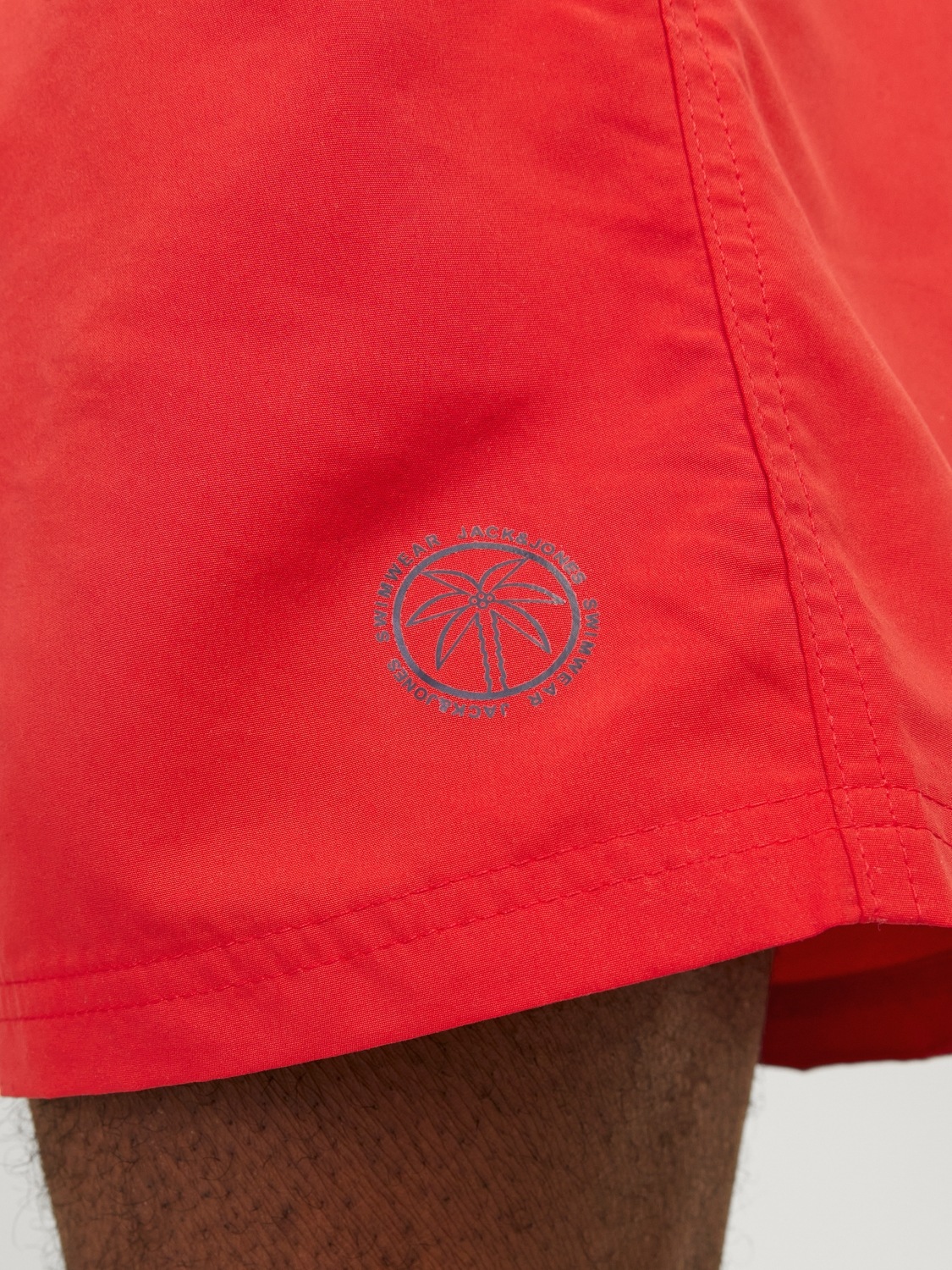 3. Bild von Jack & Jones Badeshorts »JPSTFIJI JJSWIM SOLID SN LY«, schmal geschnittene Schwimm-Shorts für den Strand aus recyceltem Garn