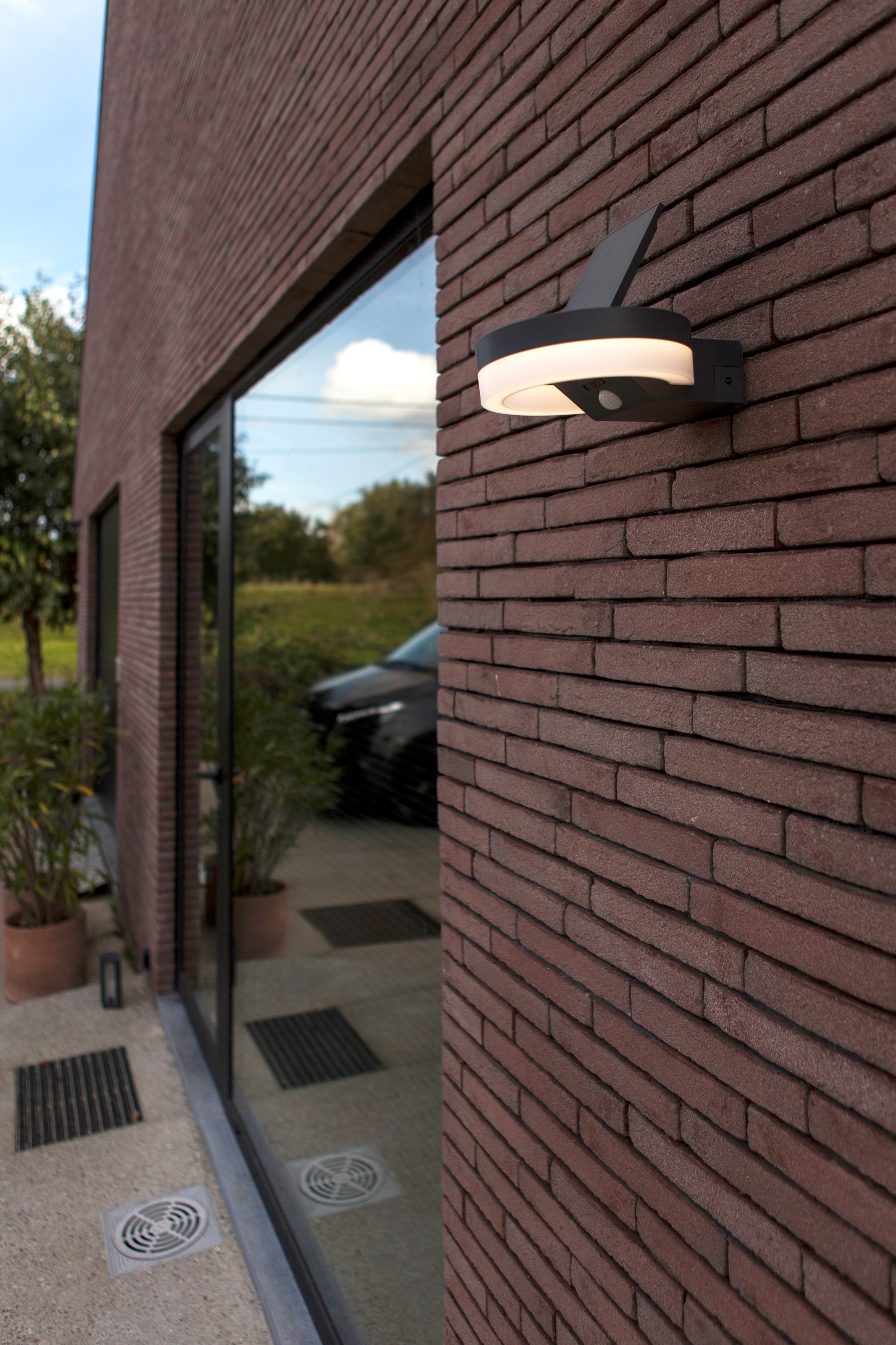 LUTEC LED Solarleuchte »LED-Solar-Aussenwandl. mit BWM RUNDA«, 1 flammig, Leuchtmittel LED-Board | LED fest integriert, Schwenkbares Solarpanel