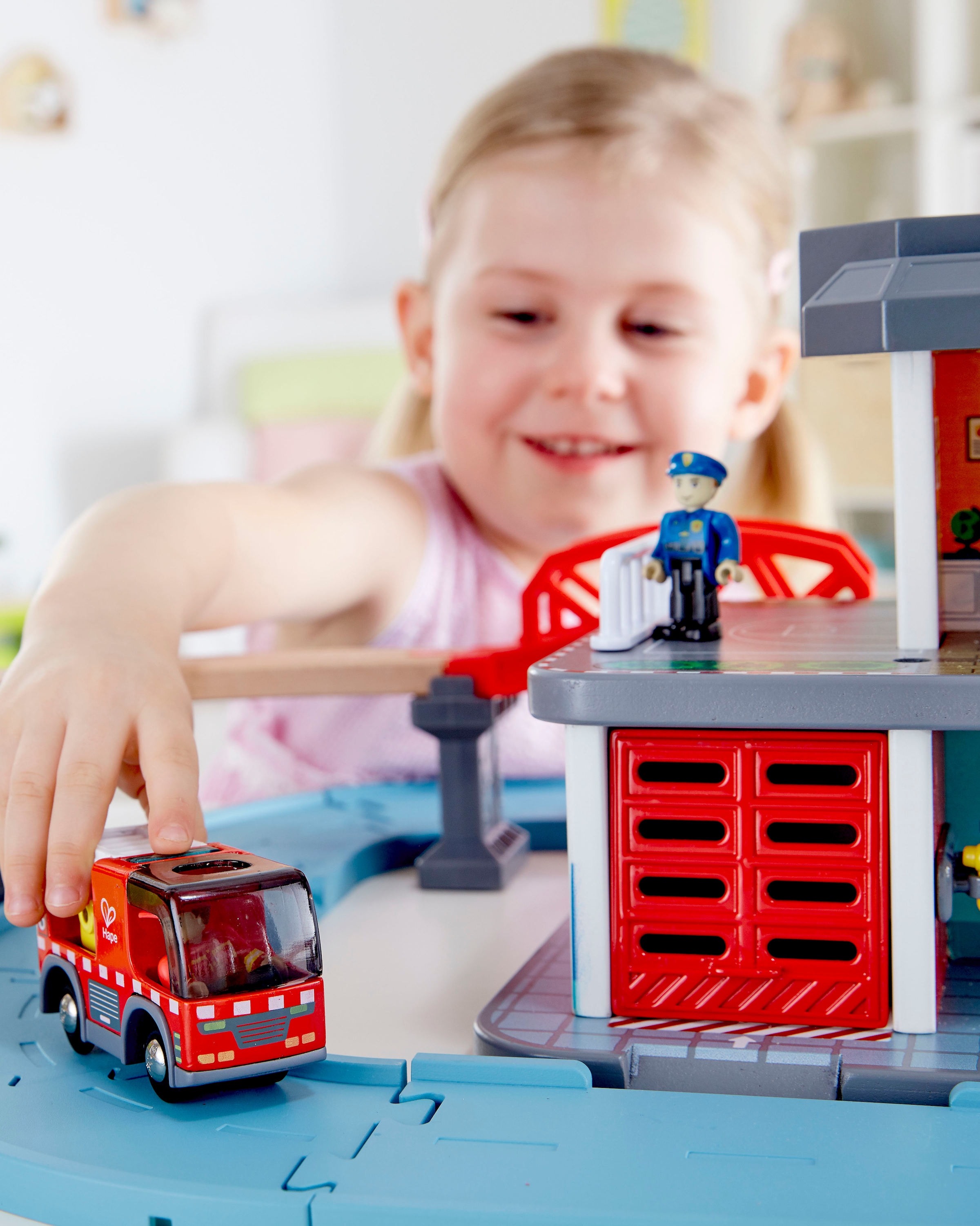 Hape Spielzeug-Feuerwehr »Feuerwehrauto mit Sirene« mit Licht und Sound