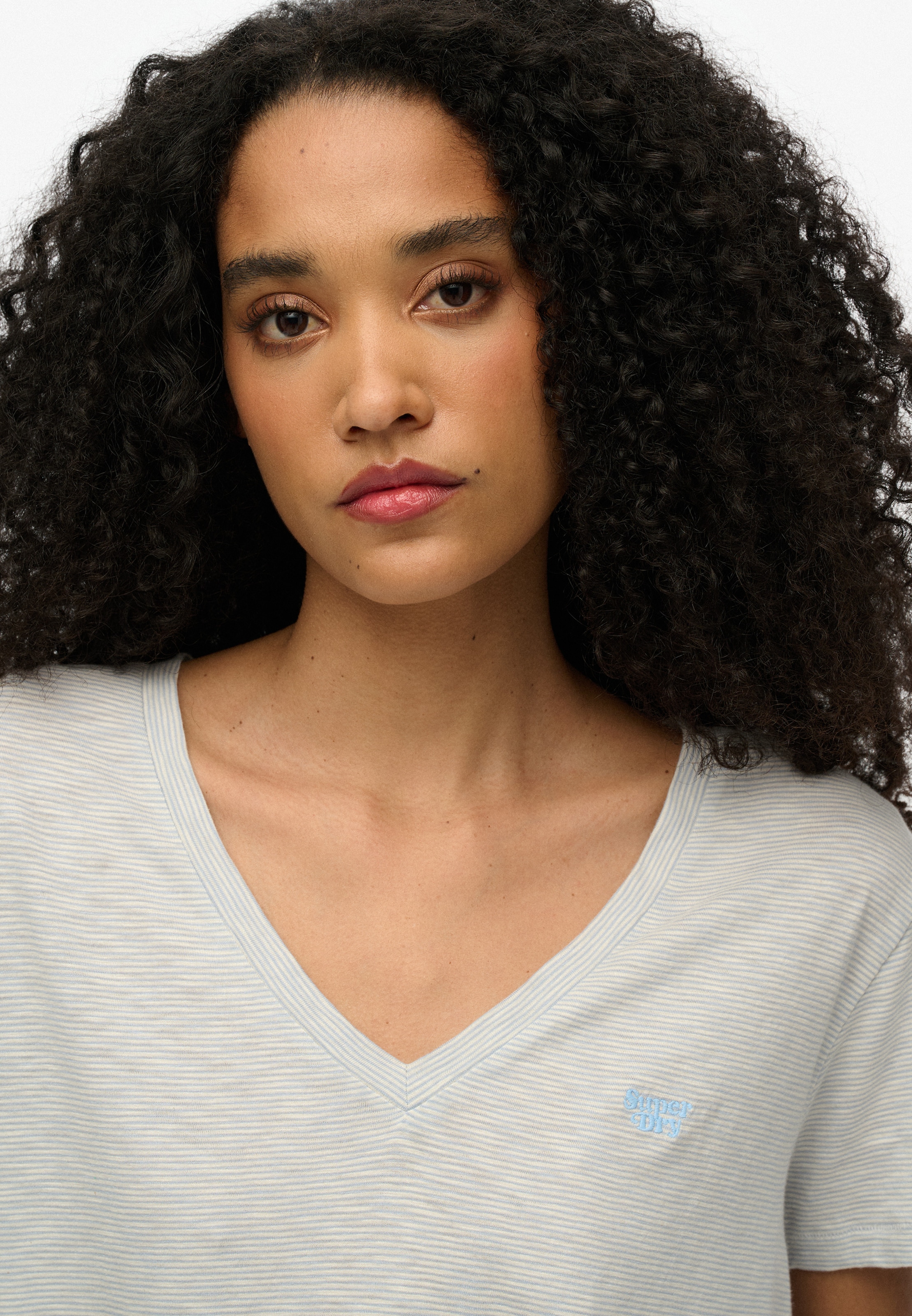 Superdry V-Shirt »STUDIOS SLUB EMB VEE TEE« strukturiertes T-Shirt mit V-Ausschnitt und Stickerei