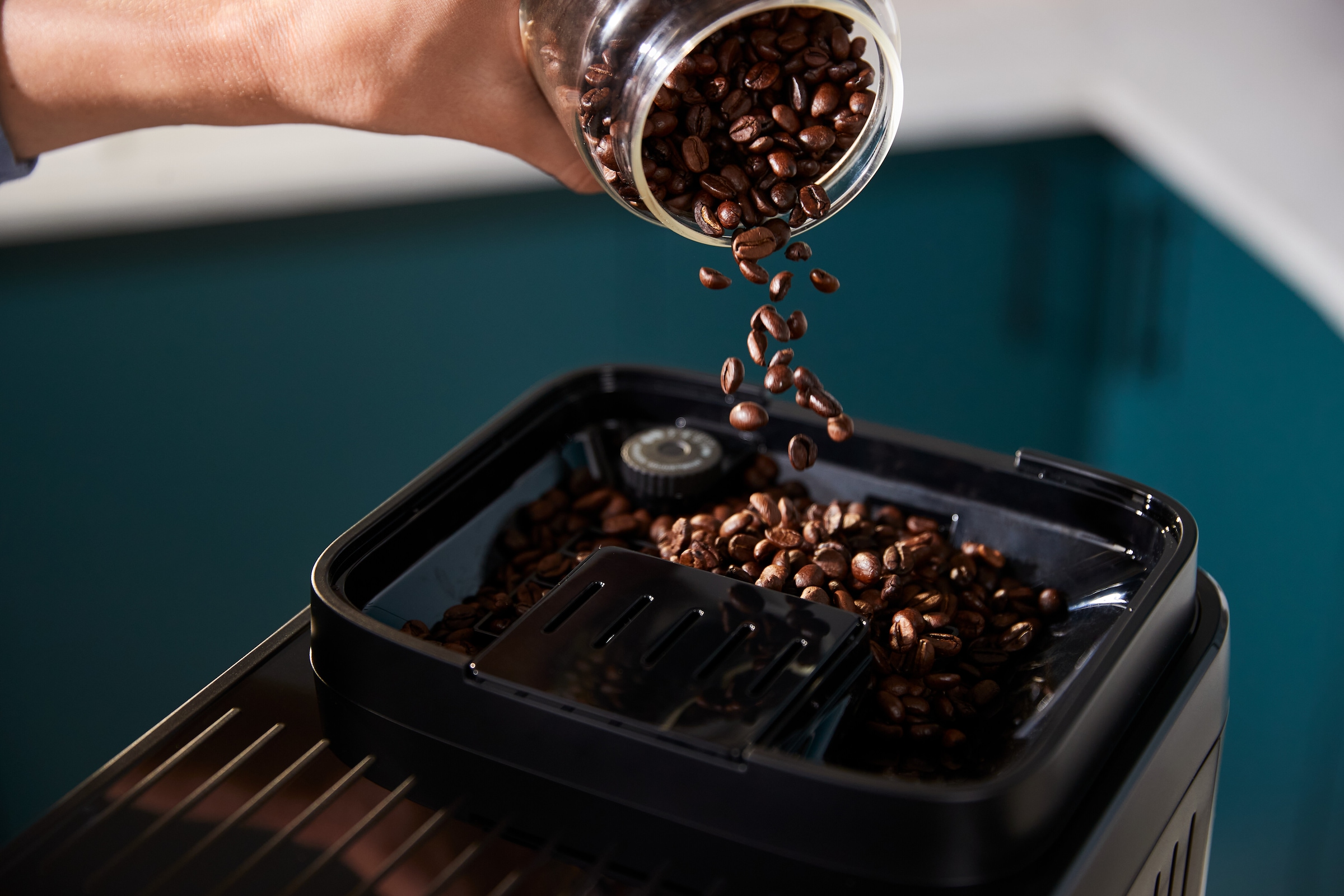 De'Longhi Kaffeevollautomat »MAGNIFICA DUO ECAM330.80.BXB - 20 Rezepte, heißer & kalter Milchschaum« Cold Brew Funktion, 2,4" TFT-Display, 2 Milchkaraffen (Heiß & Kalt)