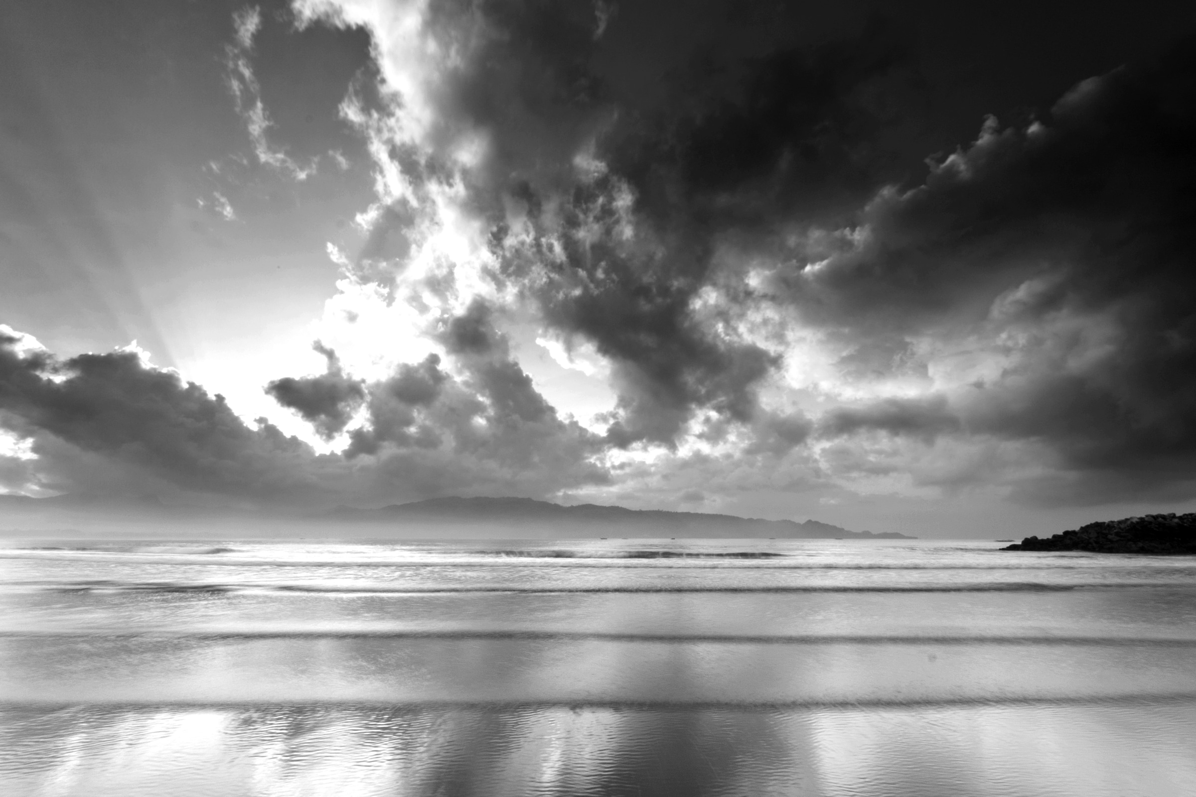 Papermoon Fototapete »Himmel und Meer Schwarz & Weiß«