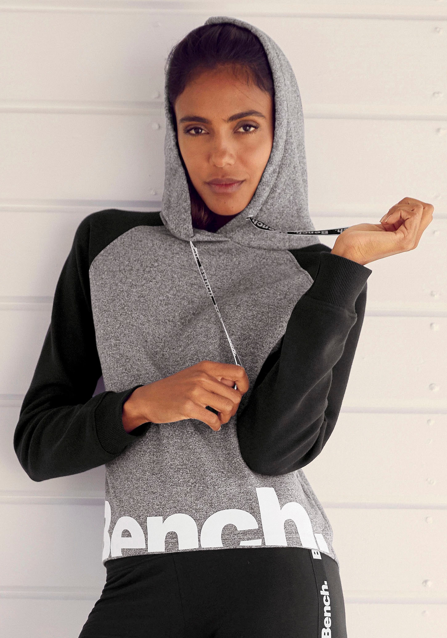 Bench. Loungewear Kapuzensweatshirt, mit farblich und Logodruck, abgesetzten Ärmeln kaufen Loungeanzug, Hoodie online