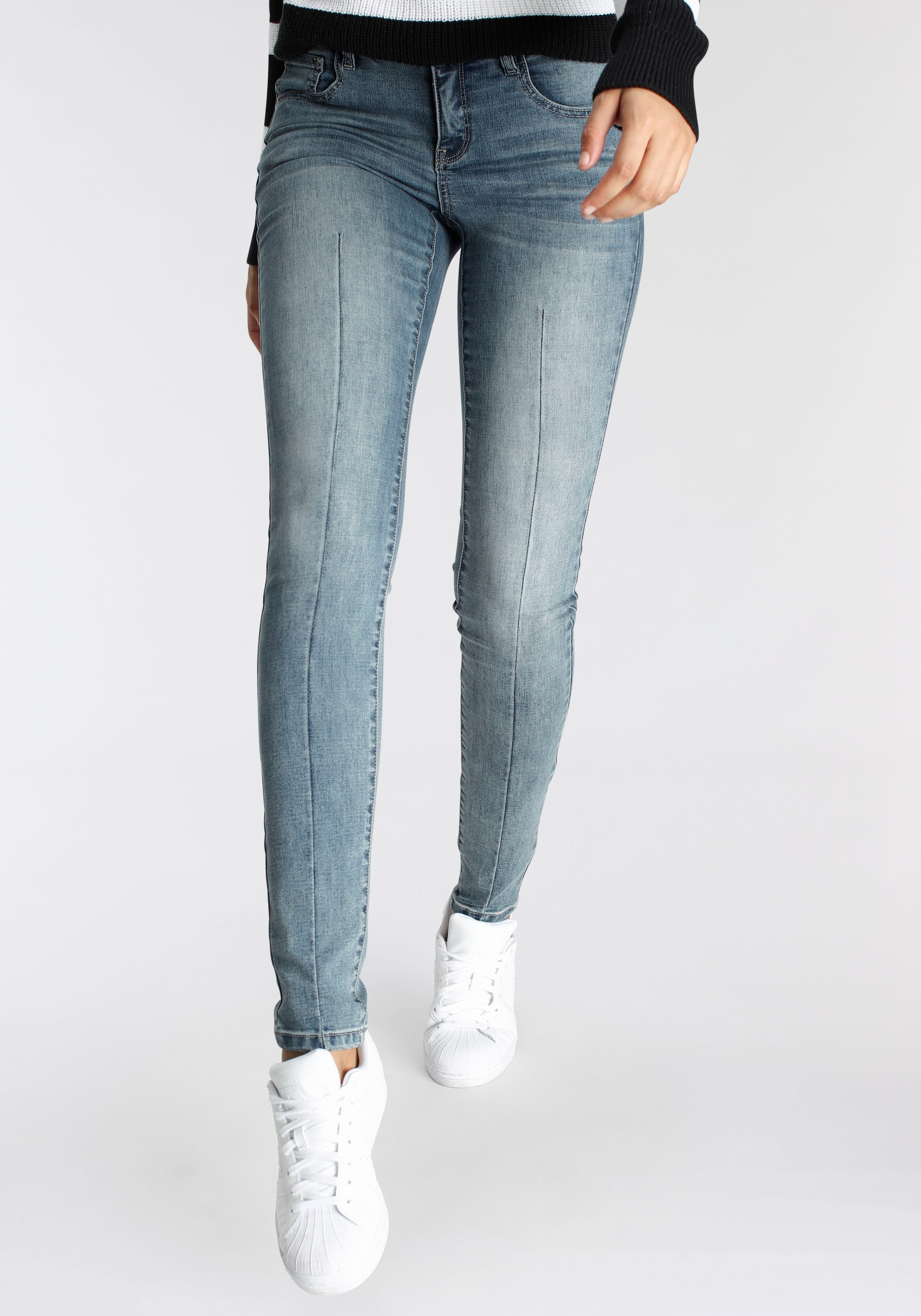 Arizona Skinny-fit-Jeans »Ultra-Stretch, sehr bequem, gut zu kombinieren«, Mid Waist high performance stretch Denim normale Leibhöhe figurbetont