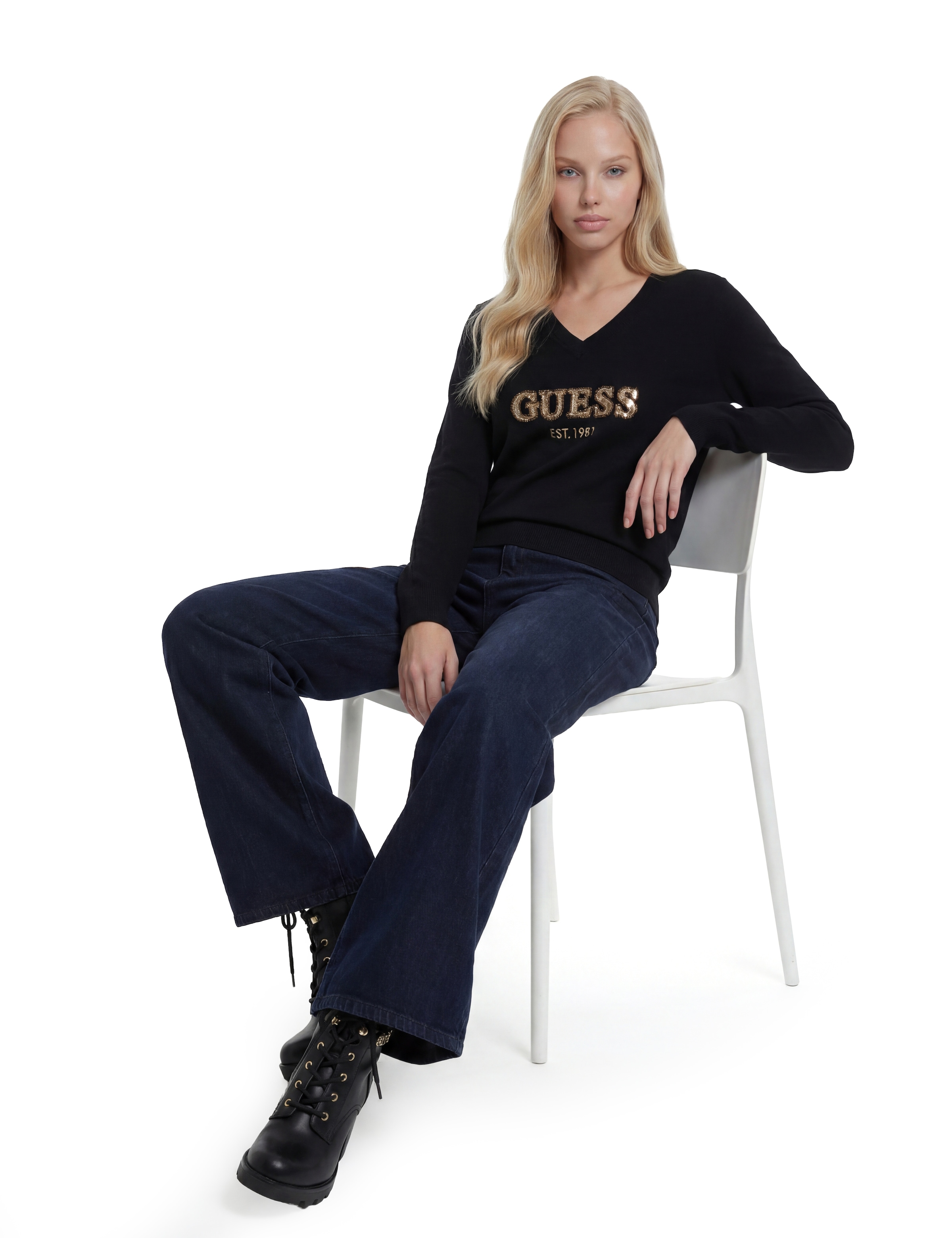 Guess V-Ausschnitt-Pullover »LS VN HANNAH LOGO SWTR« aus Viskosemix, Logoschriftzug