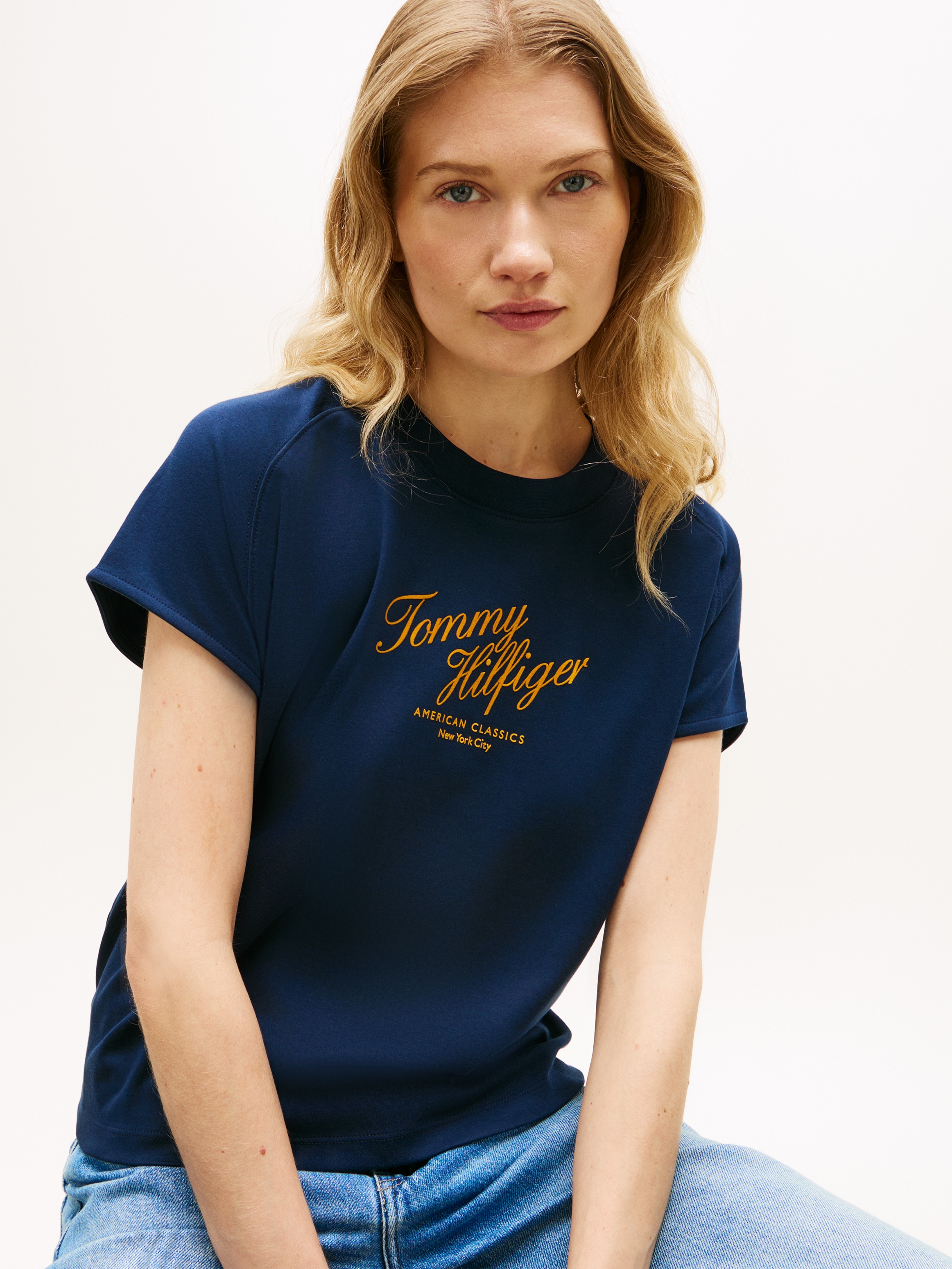 Tommy Hilfiger Kurzarmshirt »SEASONAL SCRIPT CAP SLV TEE« mit Raglanärmeln, Relaxed Fit