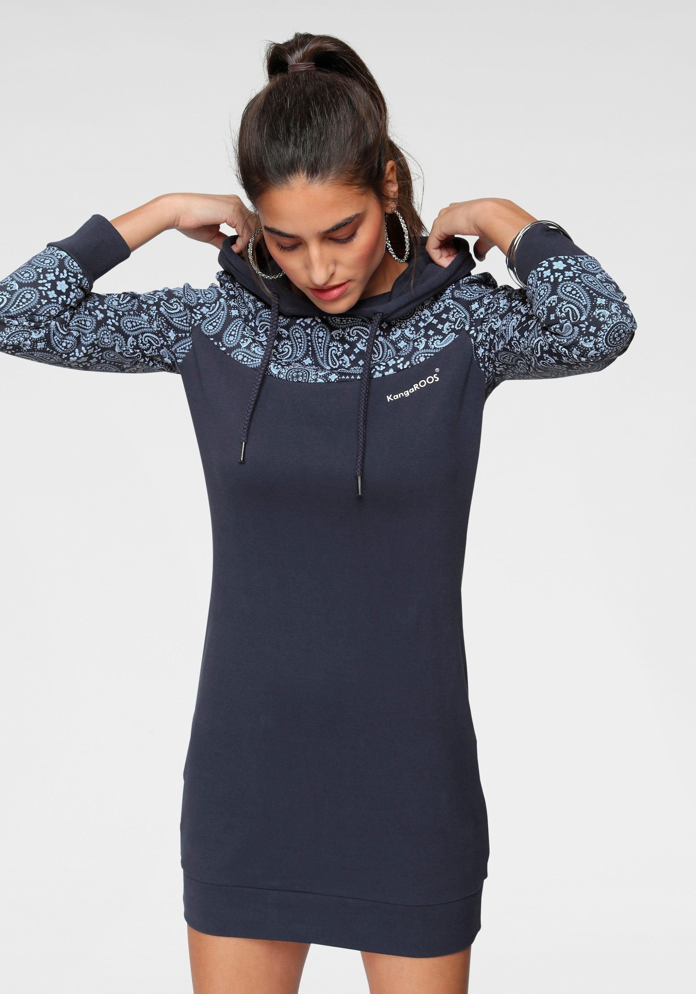 Online-Shop kaufen KangaROOS Sweatkleid, im im schönem Brustbereich und mit Print Ärmel-