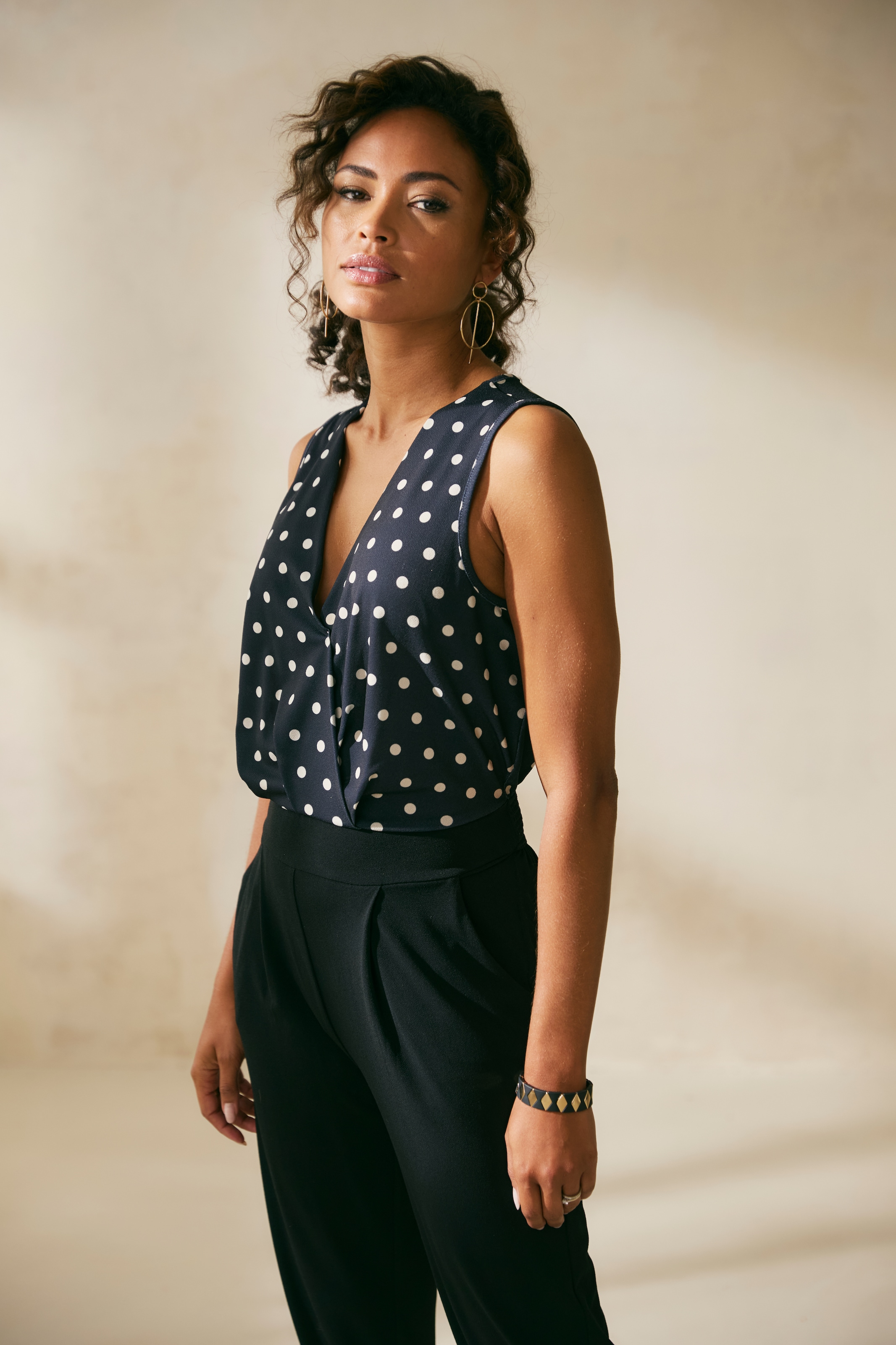 LASCANA Overall mit bedrucktem Oberteil, eleganter Jumpsuit mit V-Ausschnitt schwarz-creme-bedruckt 36