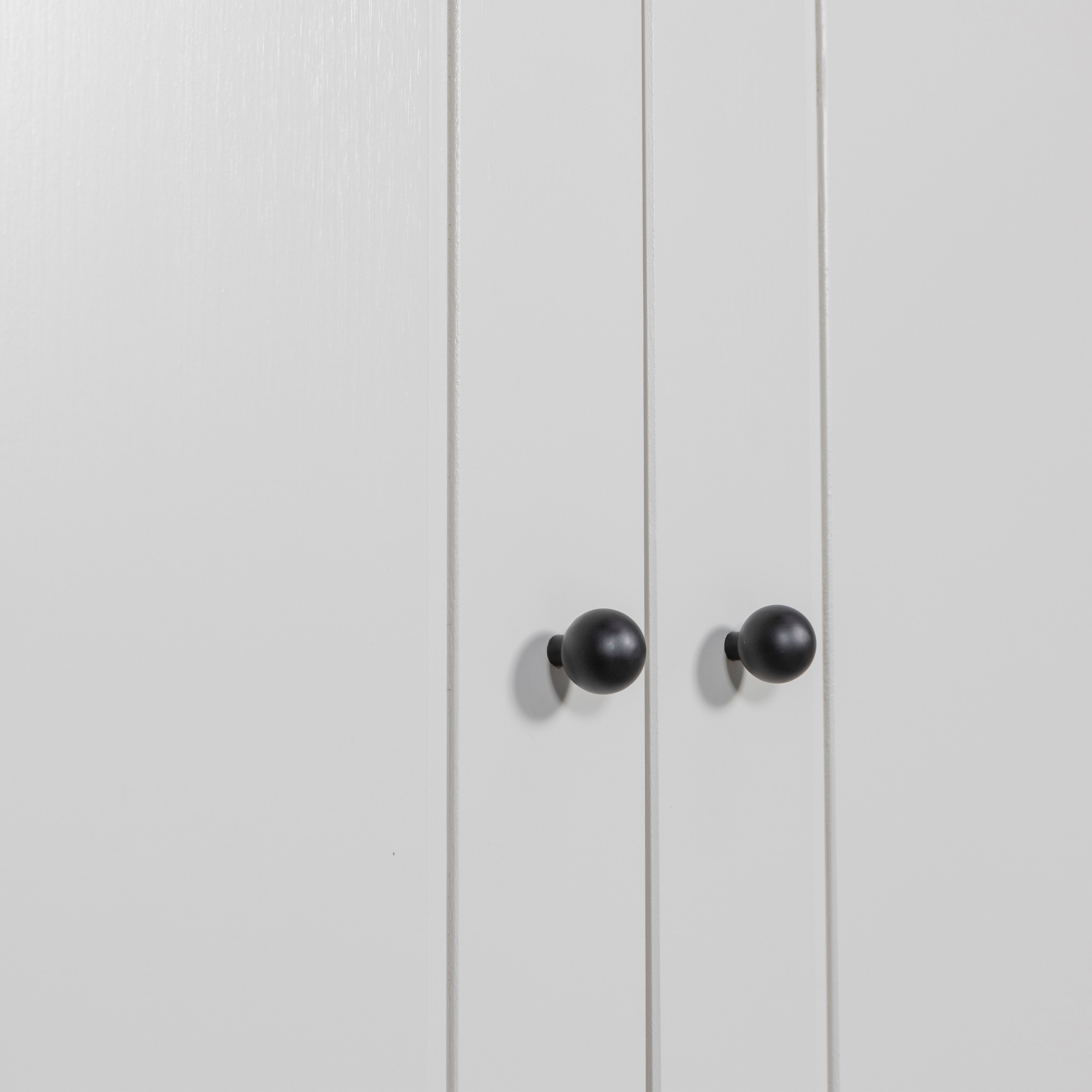 WOOOD Garderobenschrank »Xina mit geschliffener Oberfläche und HDF-Rückwand (2-türig)« FSC® Massivkiefer, 15 cm Standfuß, Hänge- und Legbereich