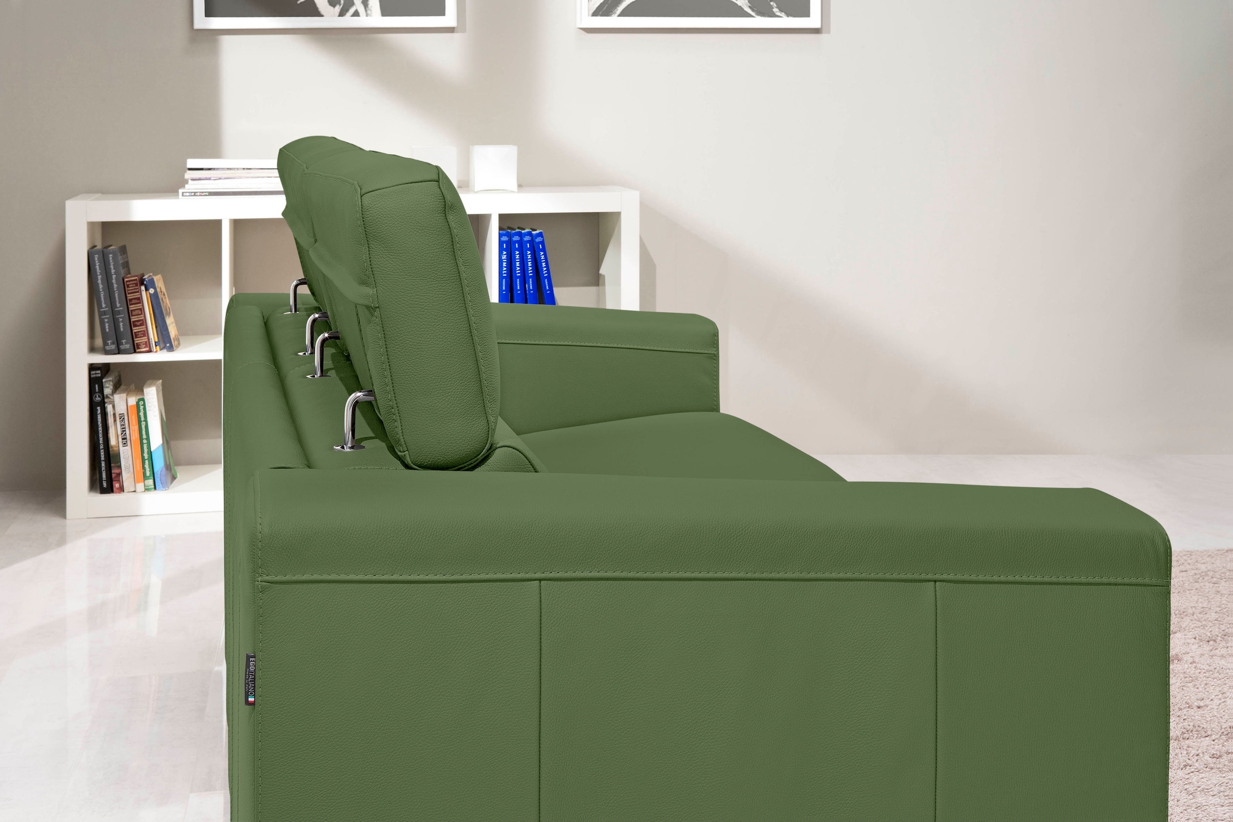 Egoitaliano Schlafsofa »Cabiria, Design und super Sitz- und Liegekomfort«, Sofa inkl. Schlaffunktion, Kopfteile verstellbar, mit Metallfüßen
