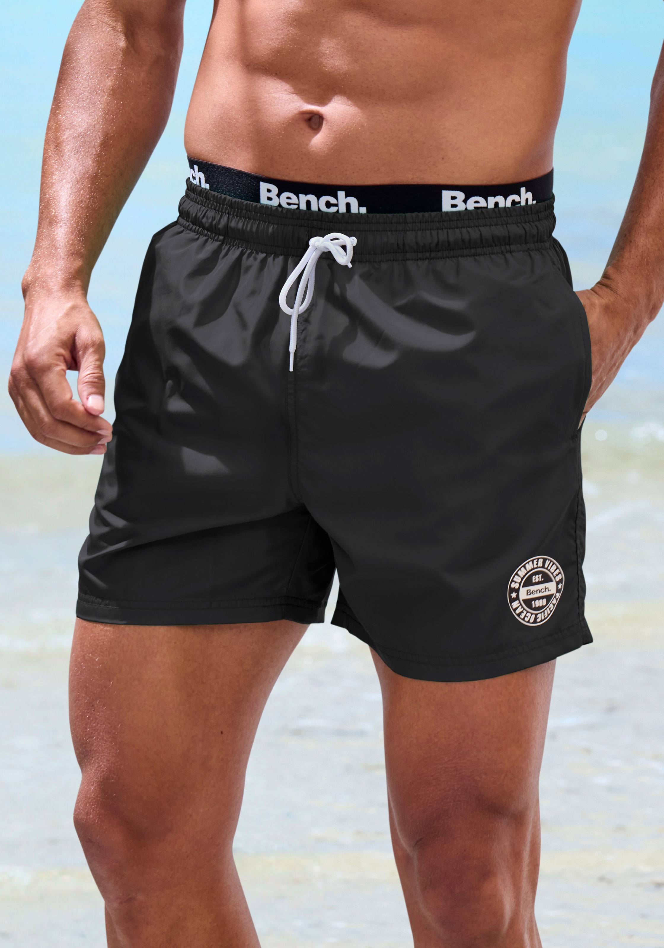 Bench. Badehose, mit modernem Logobund
