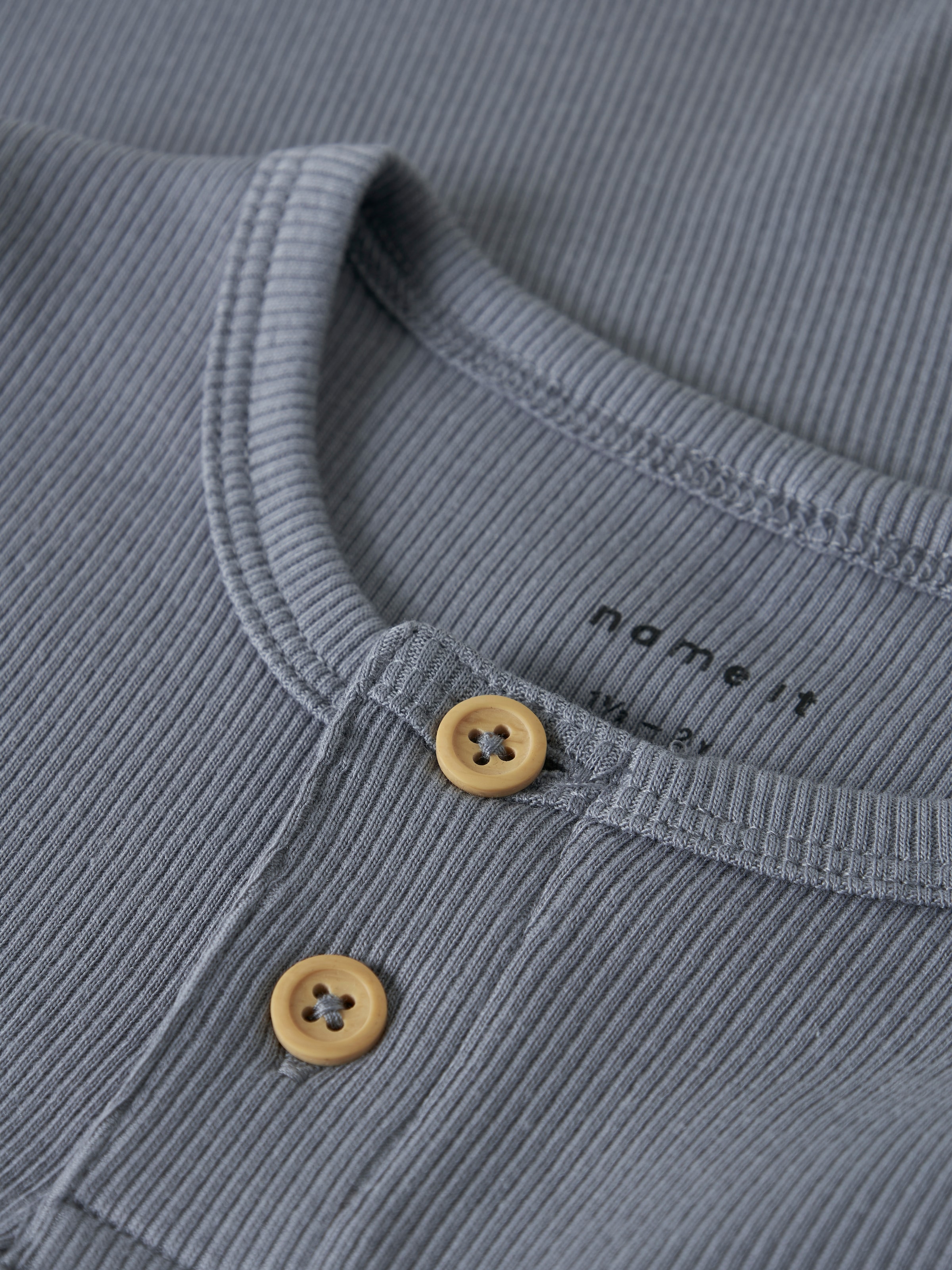 Name It Langarmshirt »NMMKAB LS TOP NOOS«, im Henley-Stil - mit kurzer Knopfleise am Ausschnitt