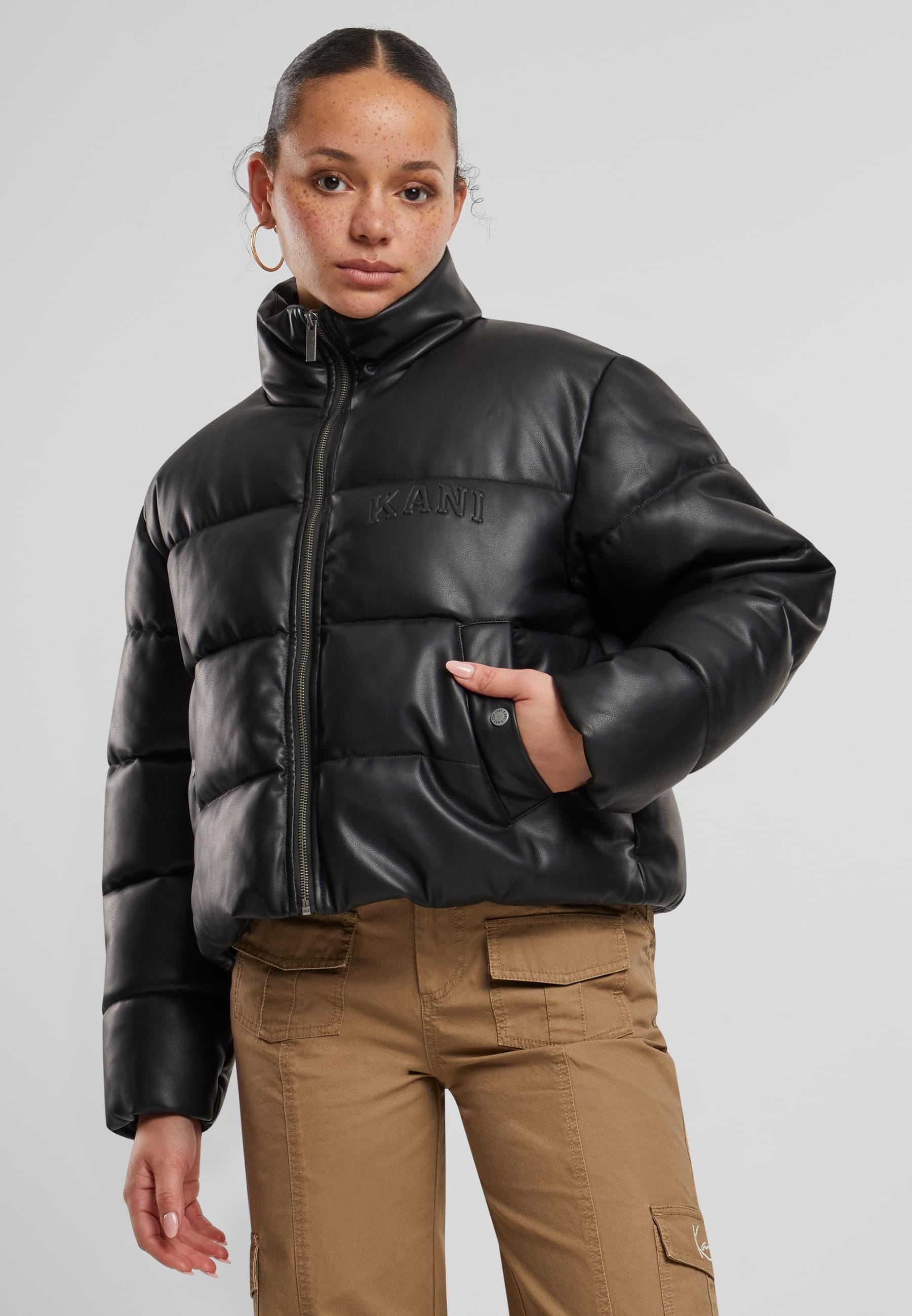 Karl Kani Winterjacke »Karl Kani Karl Kani Serif Crop PU Puffer Jacket« 1 Stk. tlg. ohne Kapuze