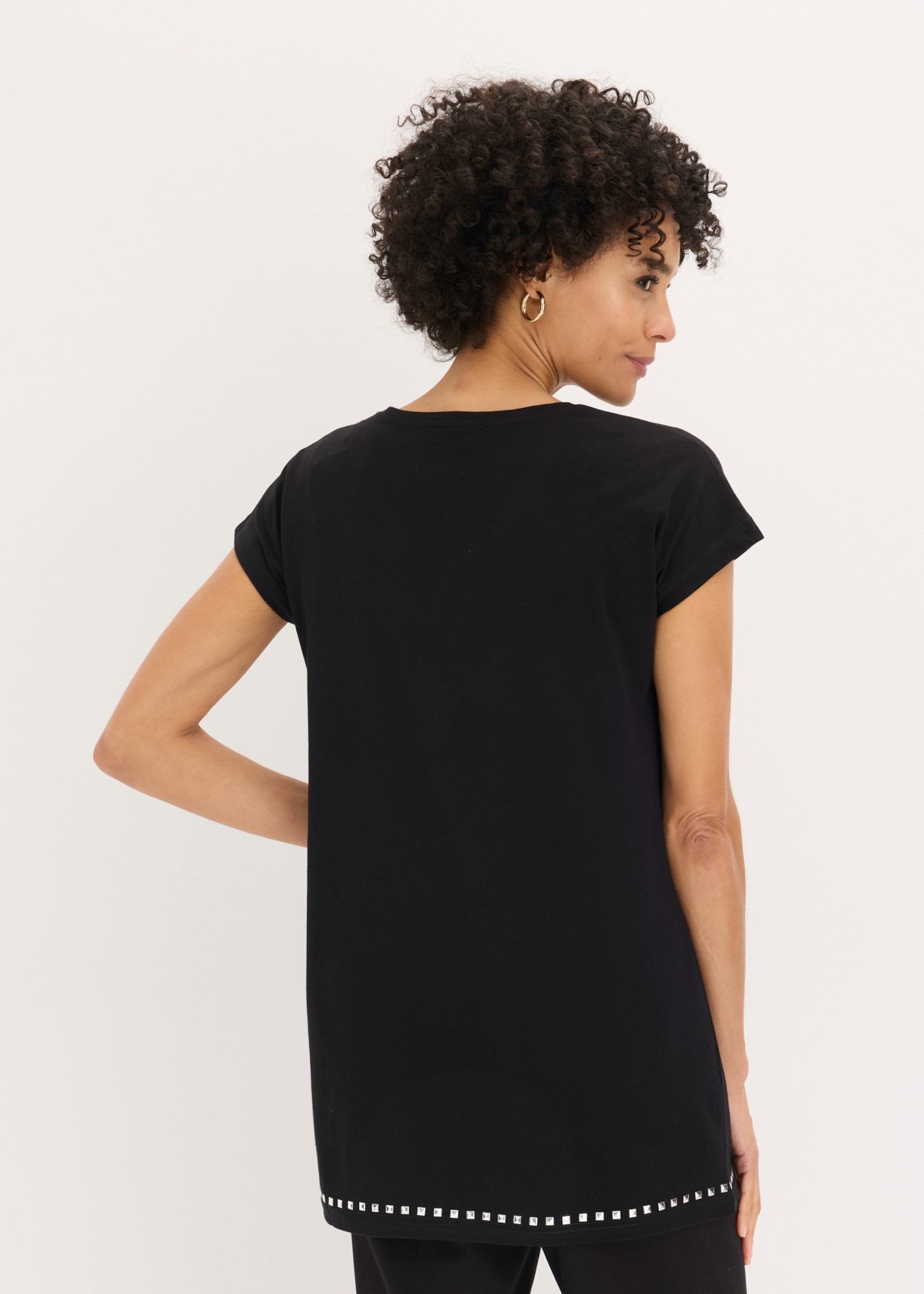 bonprix Longshirt bequeme Passform, mit Nietenapplikation, Kurzarm-Design