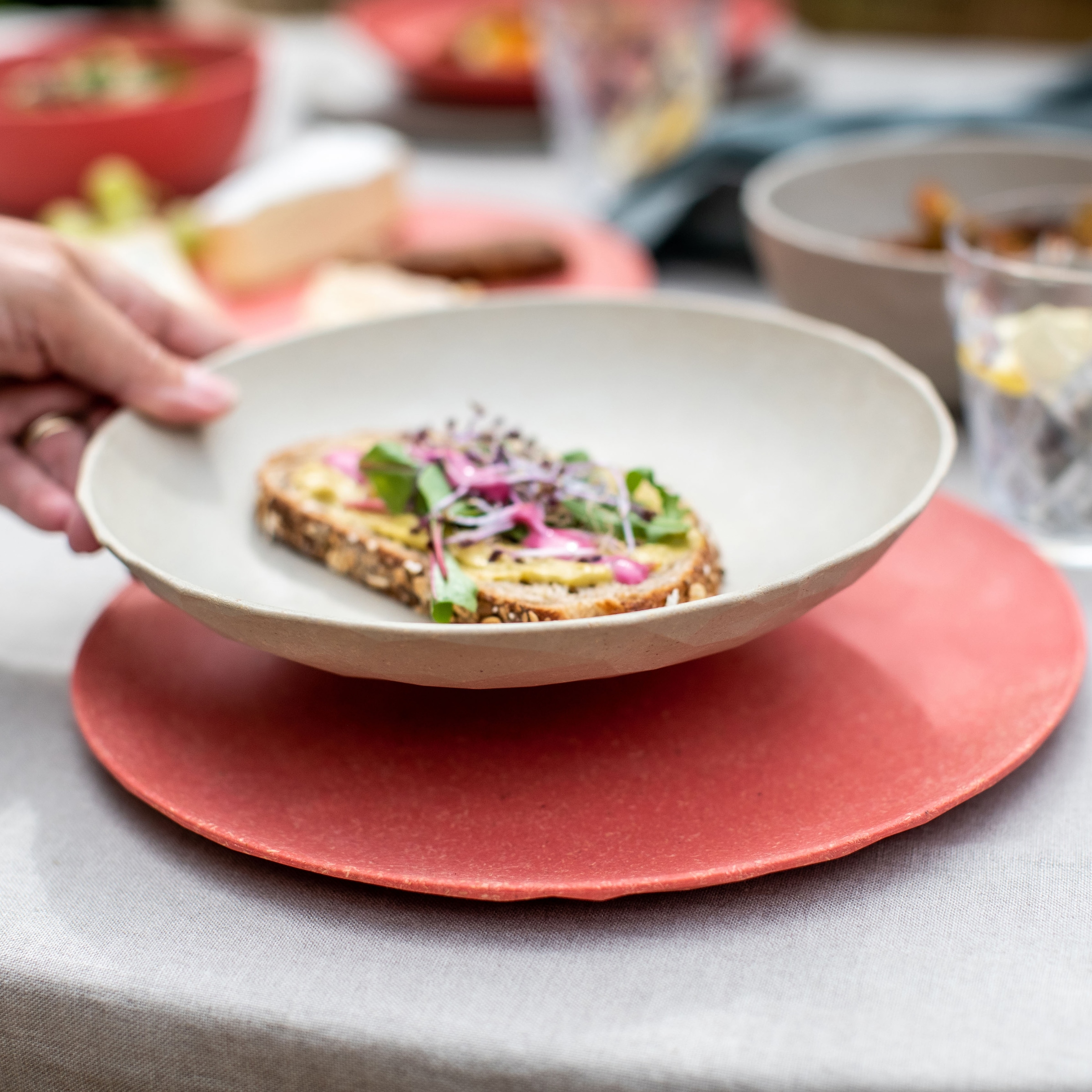 KOZIOL Suppenteller »CLUB PLATE, tief, Ø 22 cm, aus biozirkulärem Material«, (Set, 4 St., 4er-Set), Spülmaschinengeeignet und melaminfrei, Made in Germany