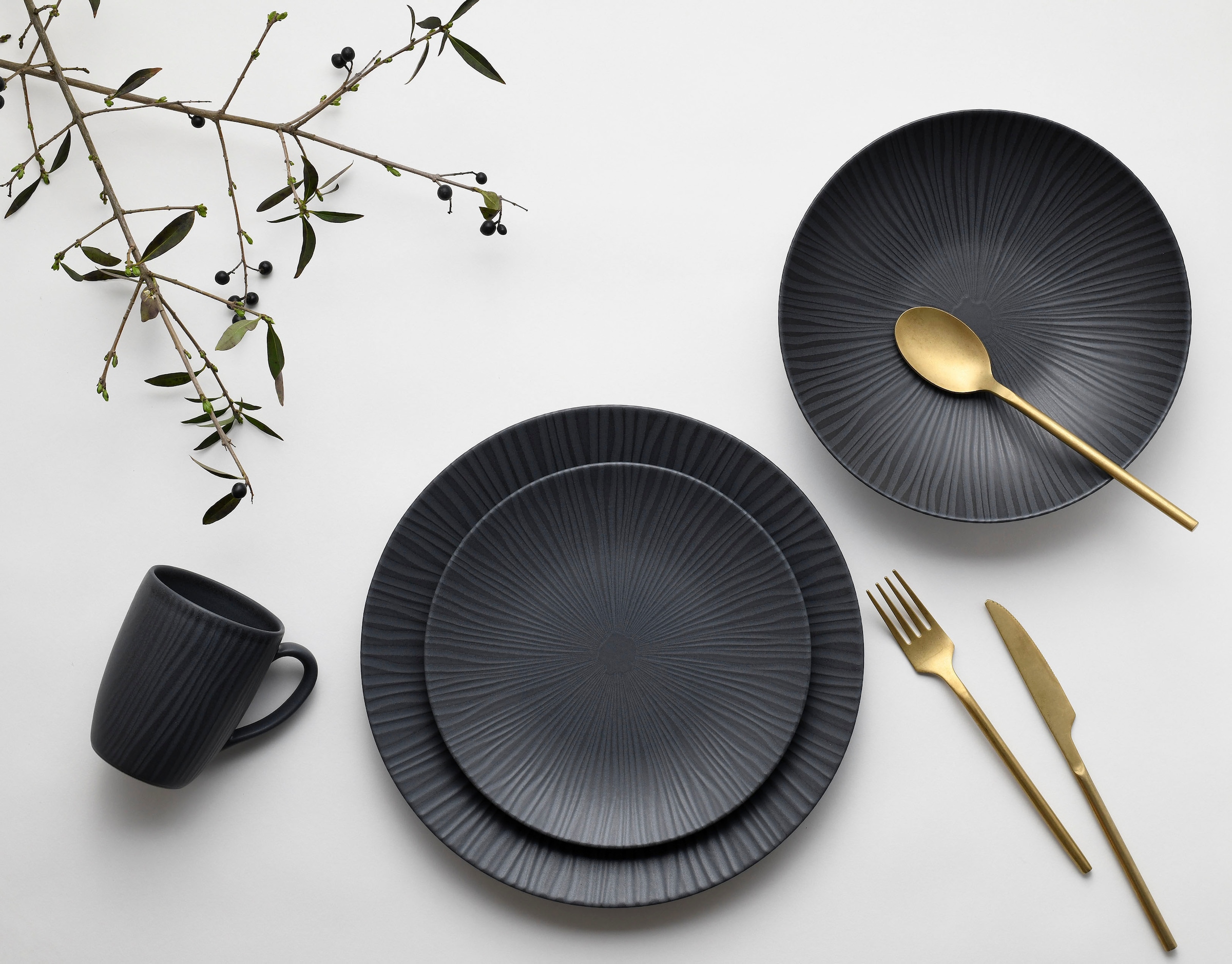 CreaTable Kombiservice »Geschirr-Set Vesuvio«, (Set, 16 tlg., Kaffeeservice und Tafelservice im Set, für 4 Personen), Service, schwarz, erhabenenes Relief, 16 Teile, für 4 Personen