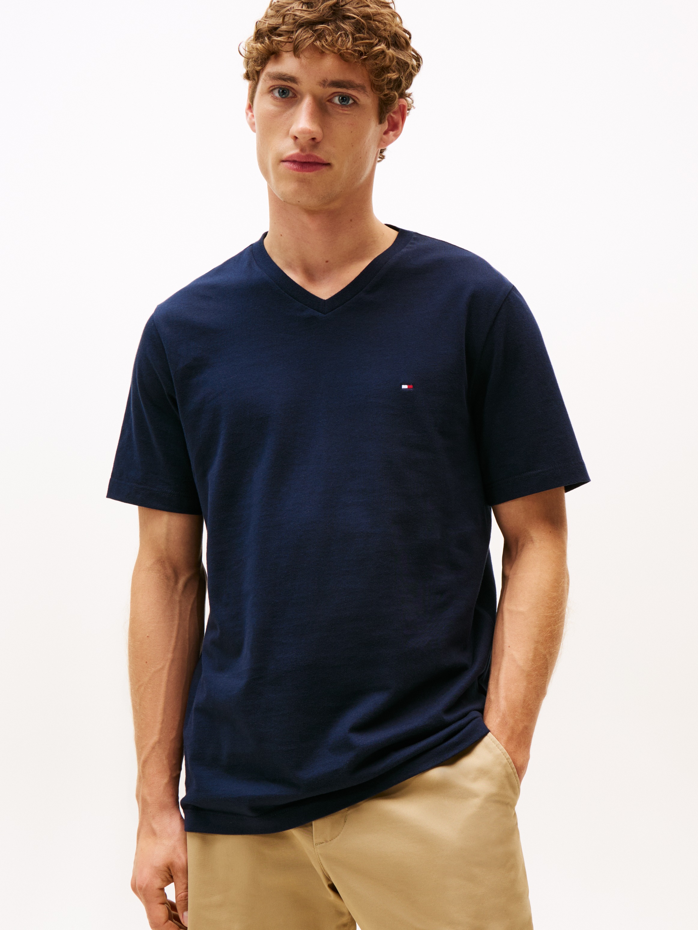 Tommy Hilfiger V-Shirt »ESSENTIAL V-NECK TEE mit V-Ausschnitt und Markenlabel« unifarben, casual, regular fit, Baumwolle, V-Ausschnitt