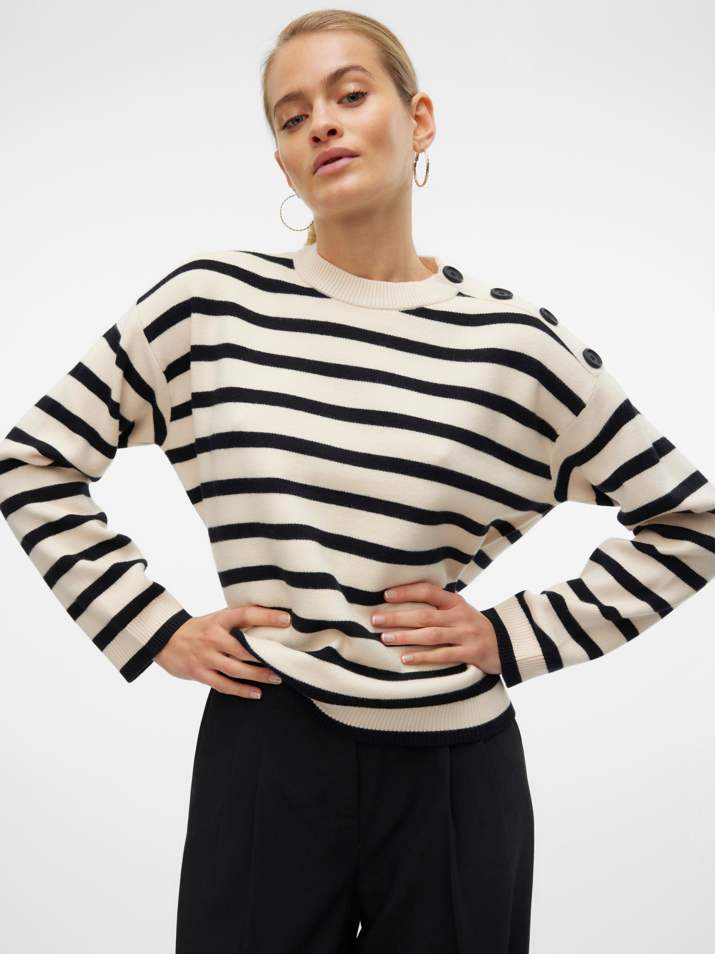 Vero Moda Rundhalspullover »VMSABA LS O-NECK BUTTON PULLOVER GA NOOS«, mit Zierknöpfen auf der linken Schulter