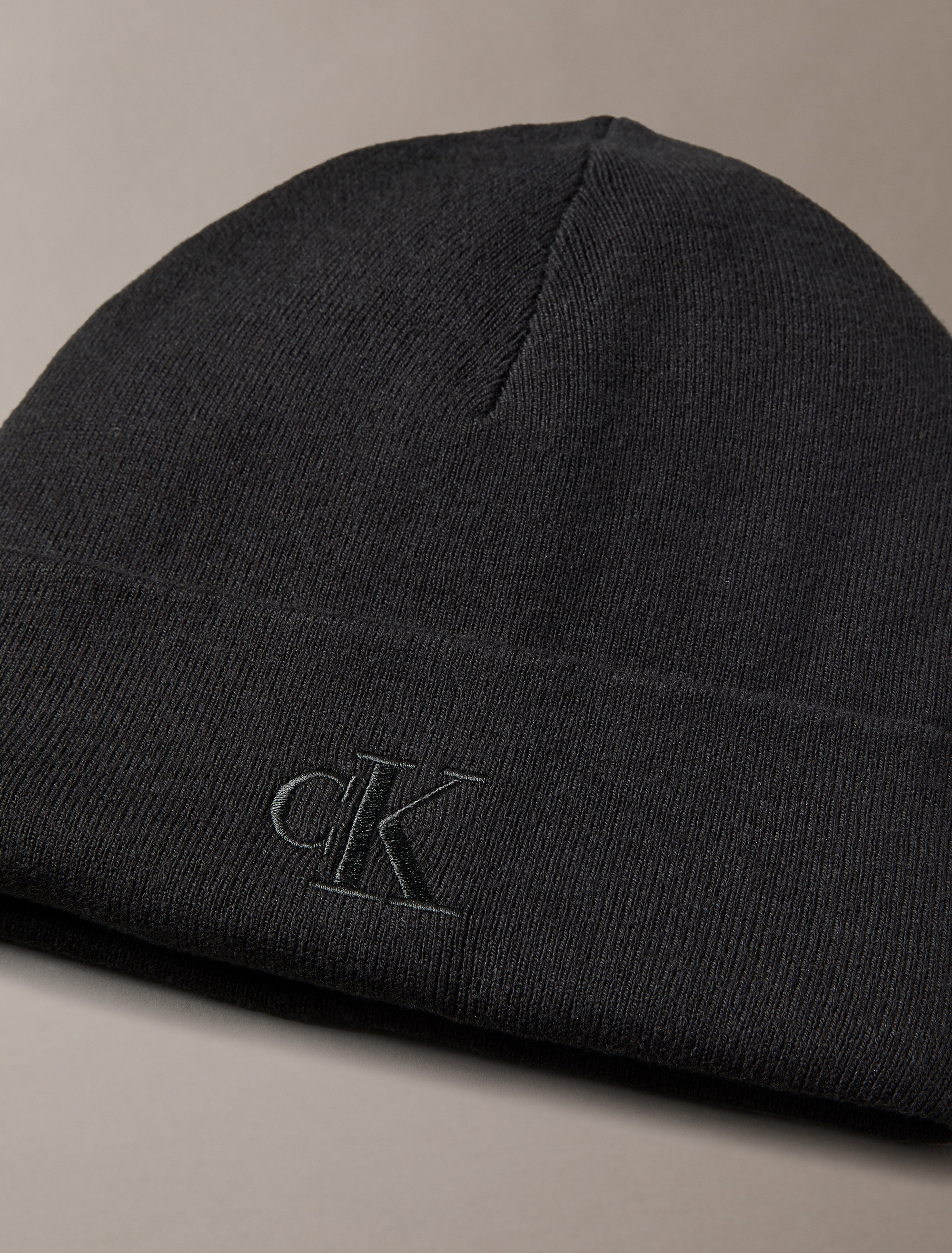 Calvin Klein Strickmütze »CK FINE RIB BEANIE«, mit Markenlogo