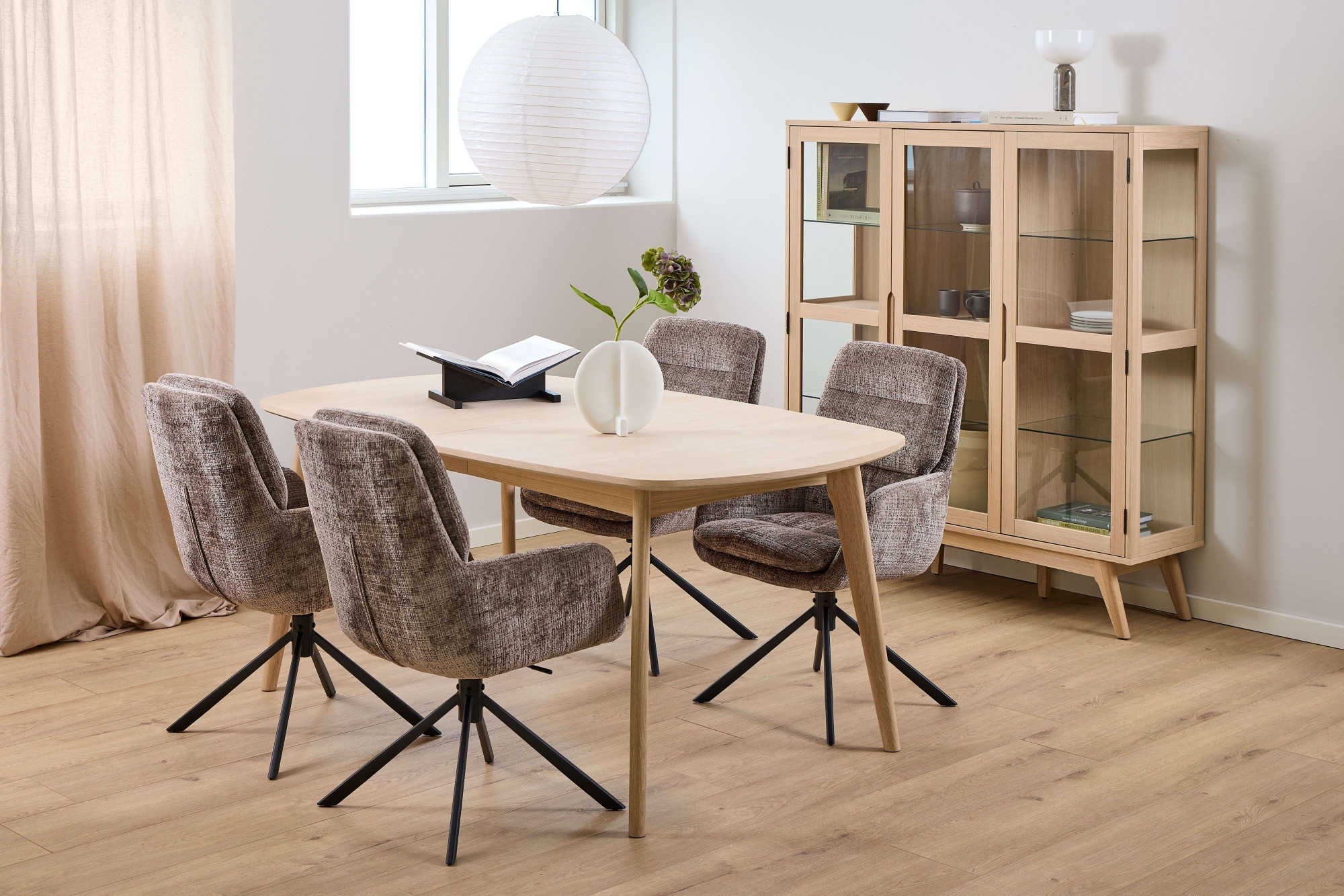 ACTONA GROUP Vitrine »Marte« ölbehandeltes Eiche Furnier, 2 Türen, klar Glas, 140x40x148 cm