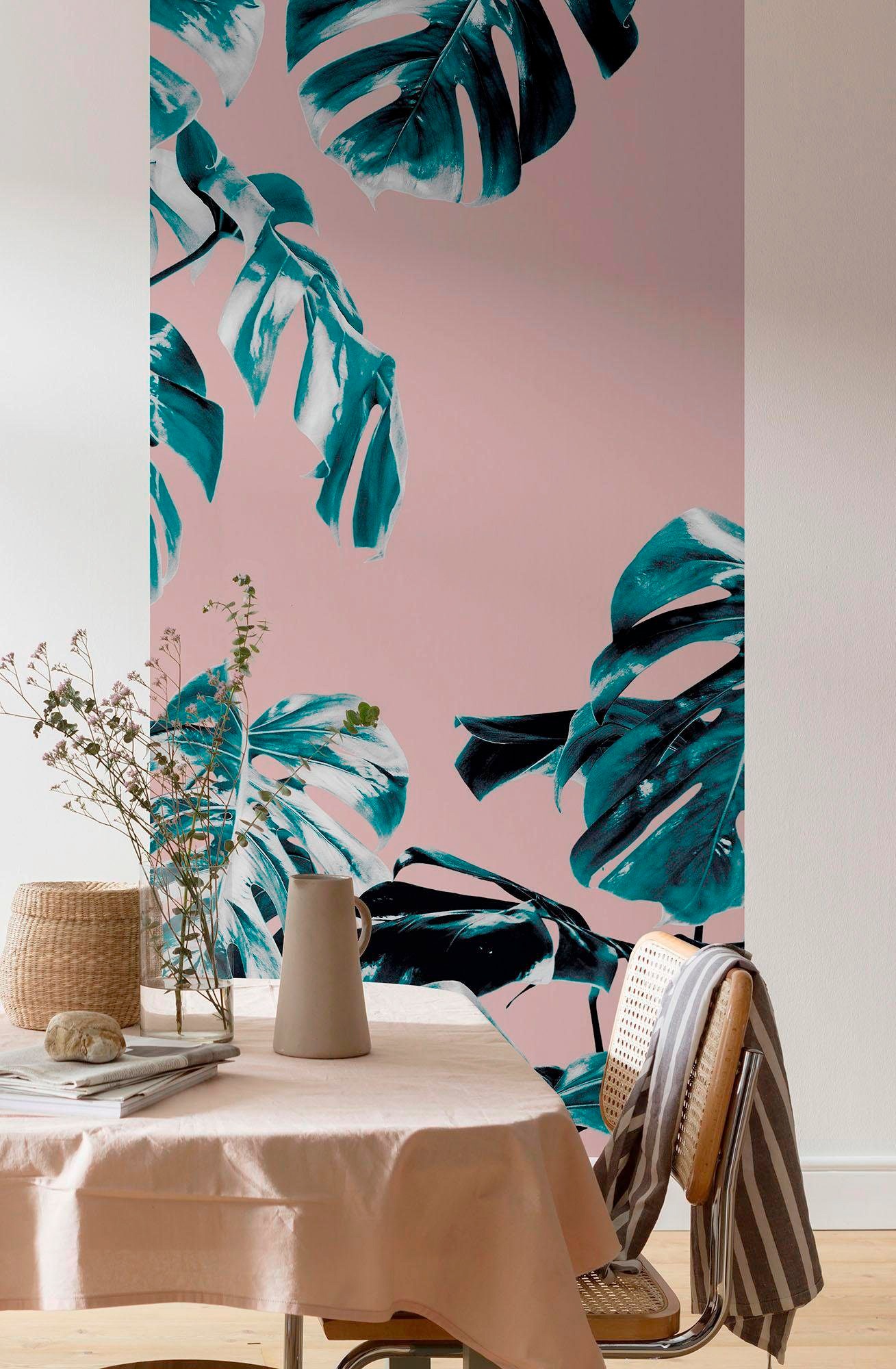 Komar Vliestapete »Digitaldruck Vlies - Monstera Rosé Panel - Größe 100 x 250 cm«, bedruckt, Wohnzimmer, Schlafzimmer