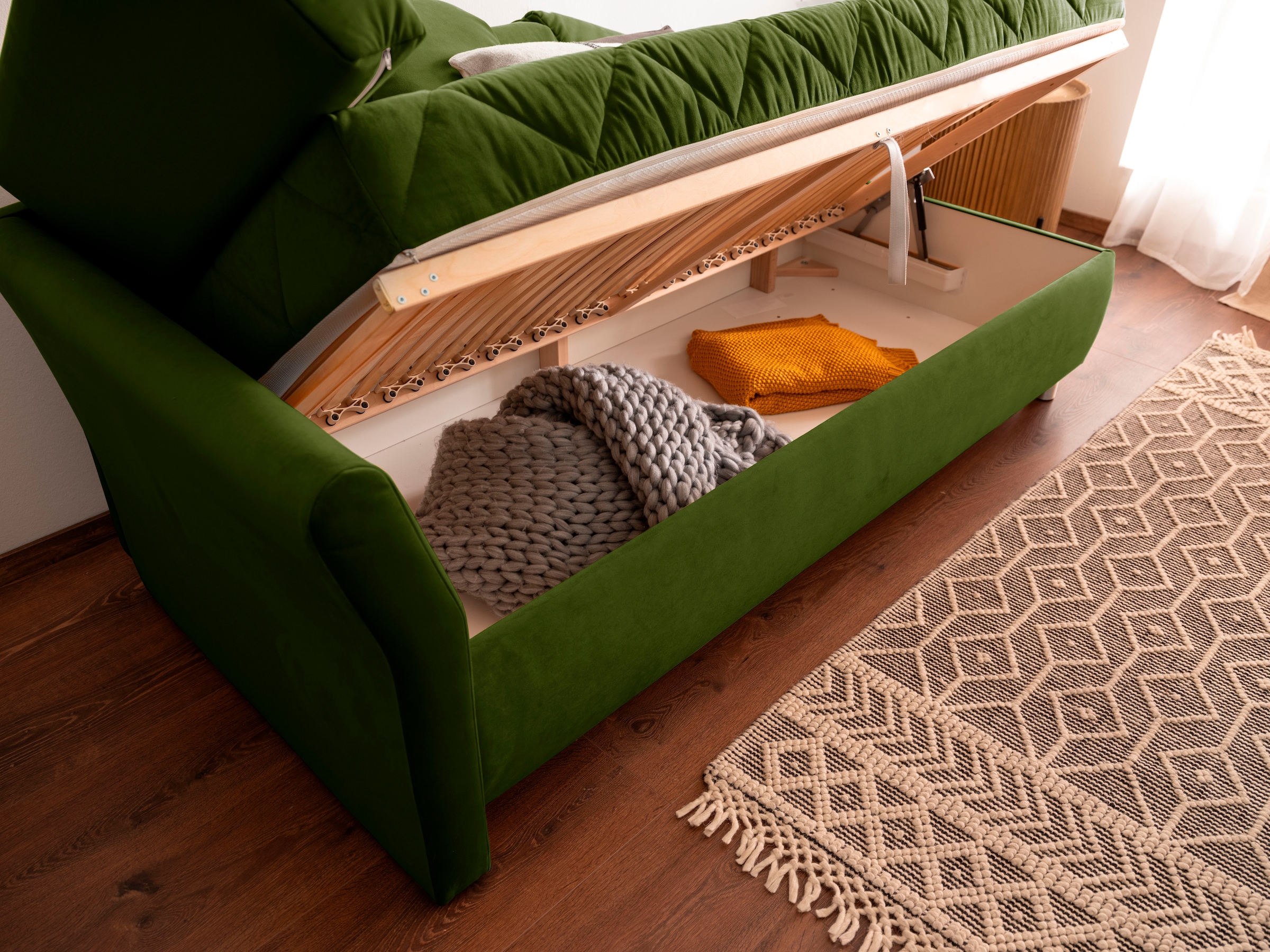alina Schlafsofa »Lindsay«, Bettkasten, Zierkissen-Set aus: 2 Stk. 40x40cm, 1 Stk. 30x30cm