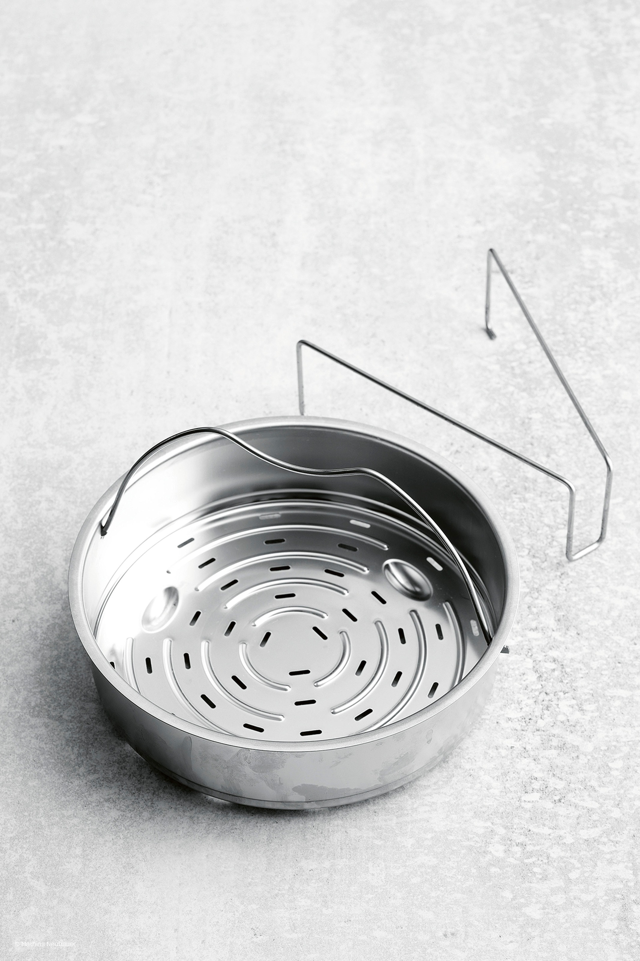 Fissler Schnellkochtopf »Vitaquick® Premium«, Edelstahl 18/10, (3 tlg., 1 Schnellkochtopf 2,5 L, 1 Metalldeckel, 1 Dünsteinsatz), Made in Germany, mit gelochtem Einsatz