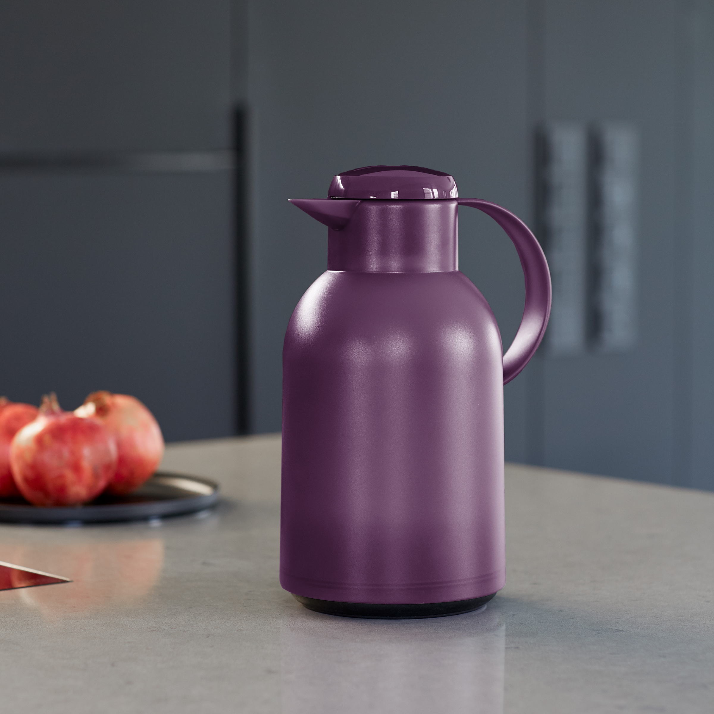 Emsa Isolierkanne »Samba«, 1,5 l, XXL-Modell, zeitloses Design, einfacher Knopfdruck, 24h kalt, 12h warm