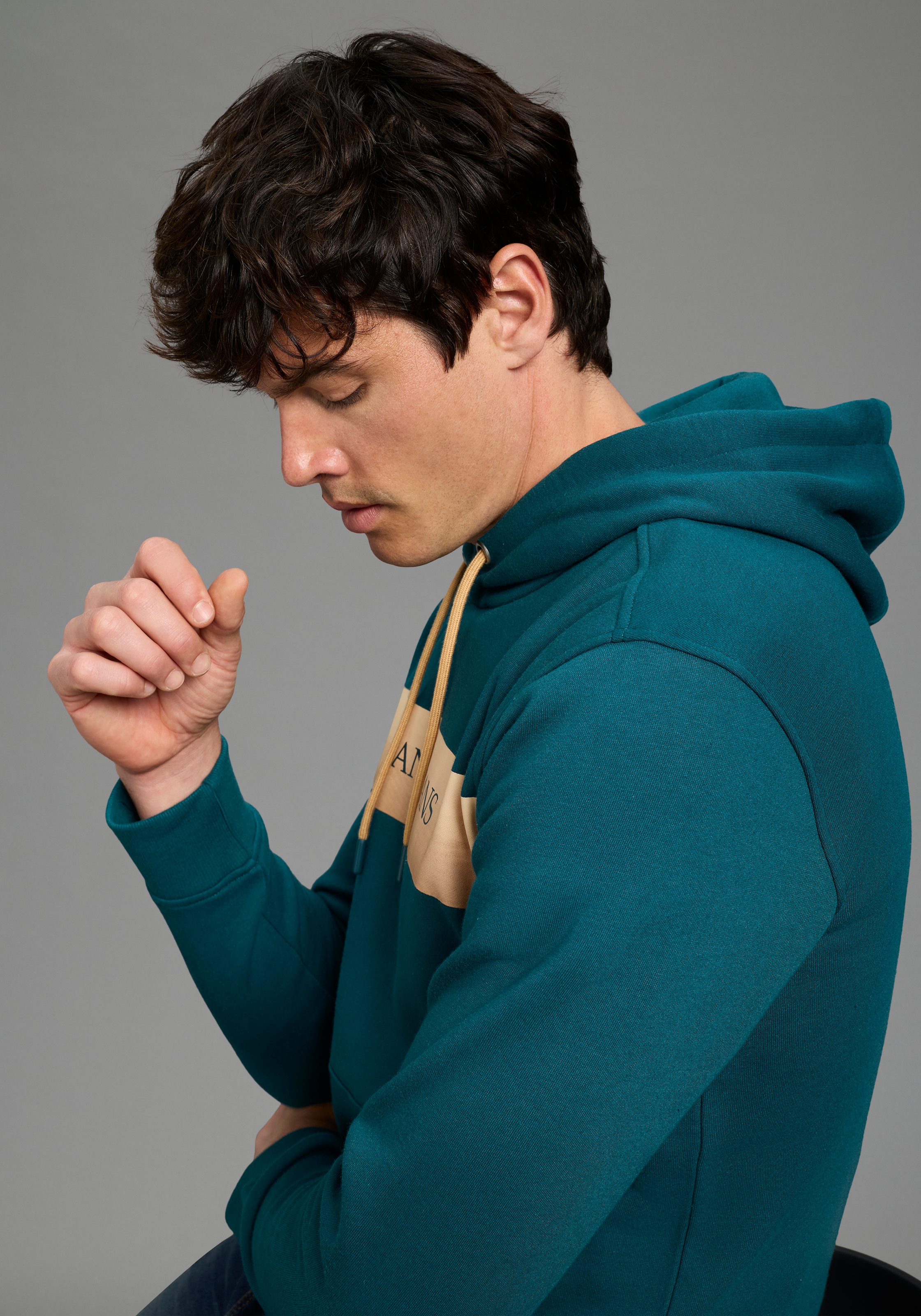 Bruno Banani Kapuzensweatshirt , mit Kapuze und Kordelzügen, mit Kängurutasche, schmale Passform
