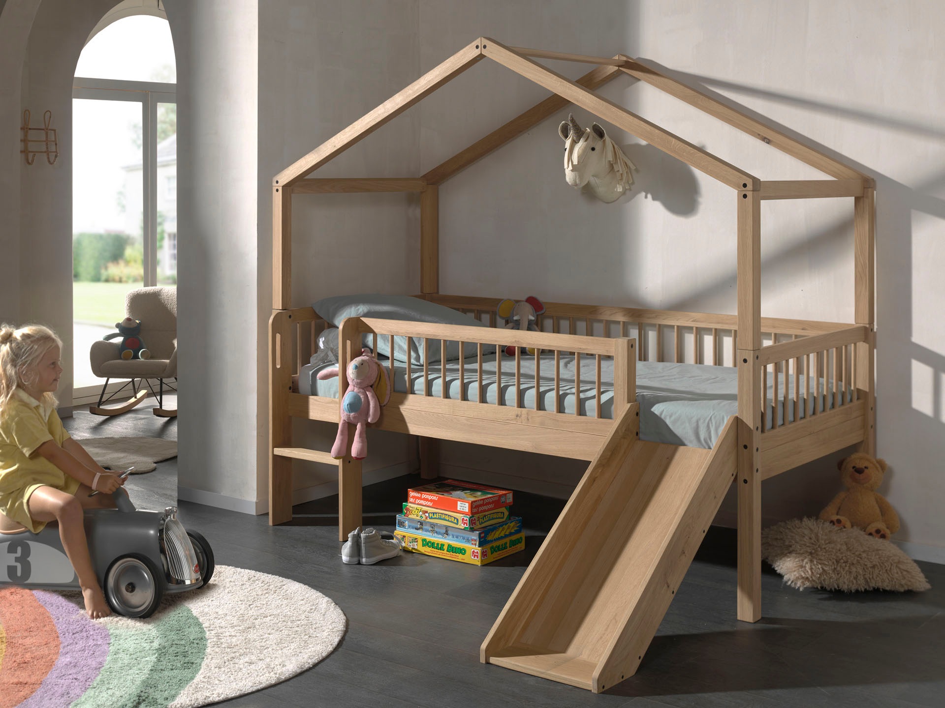 Vipack Hausbett »Forrest ist ein hochwertiges Massivholz Haus Bett "Made in Europe"« inkl. Rolllattenrost, Dachaufbau, Absturzschutz, Leiter und Rutsche,  wahlweise aus massiver Eiche geölt oder Buche massiv weiß lackiert