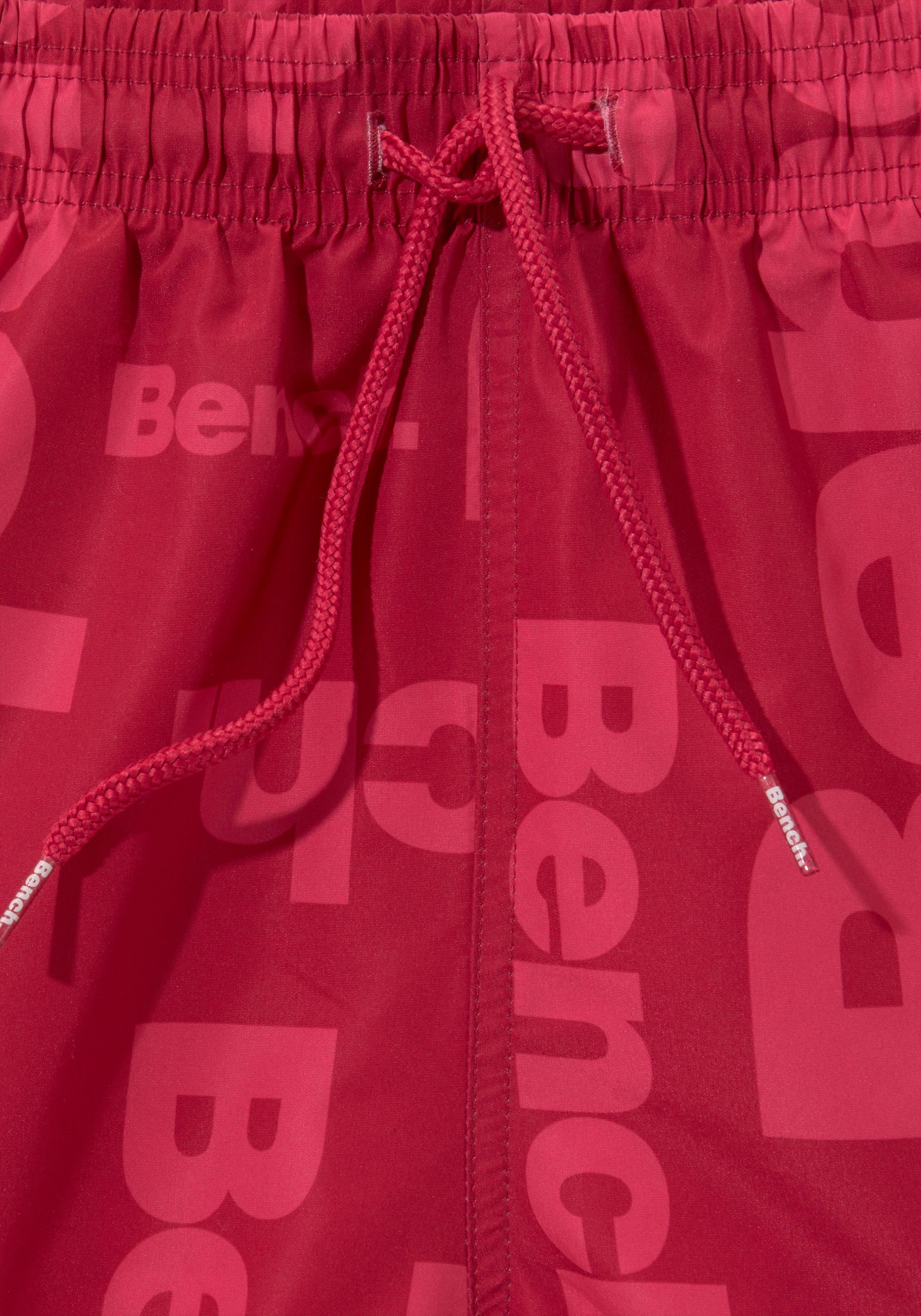 3. Bild von Bench. Badeshorts, kurze oder lange Form