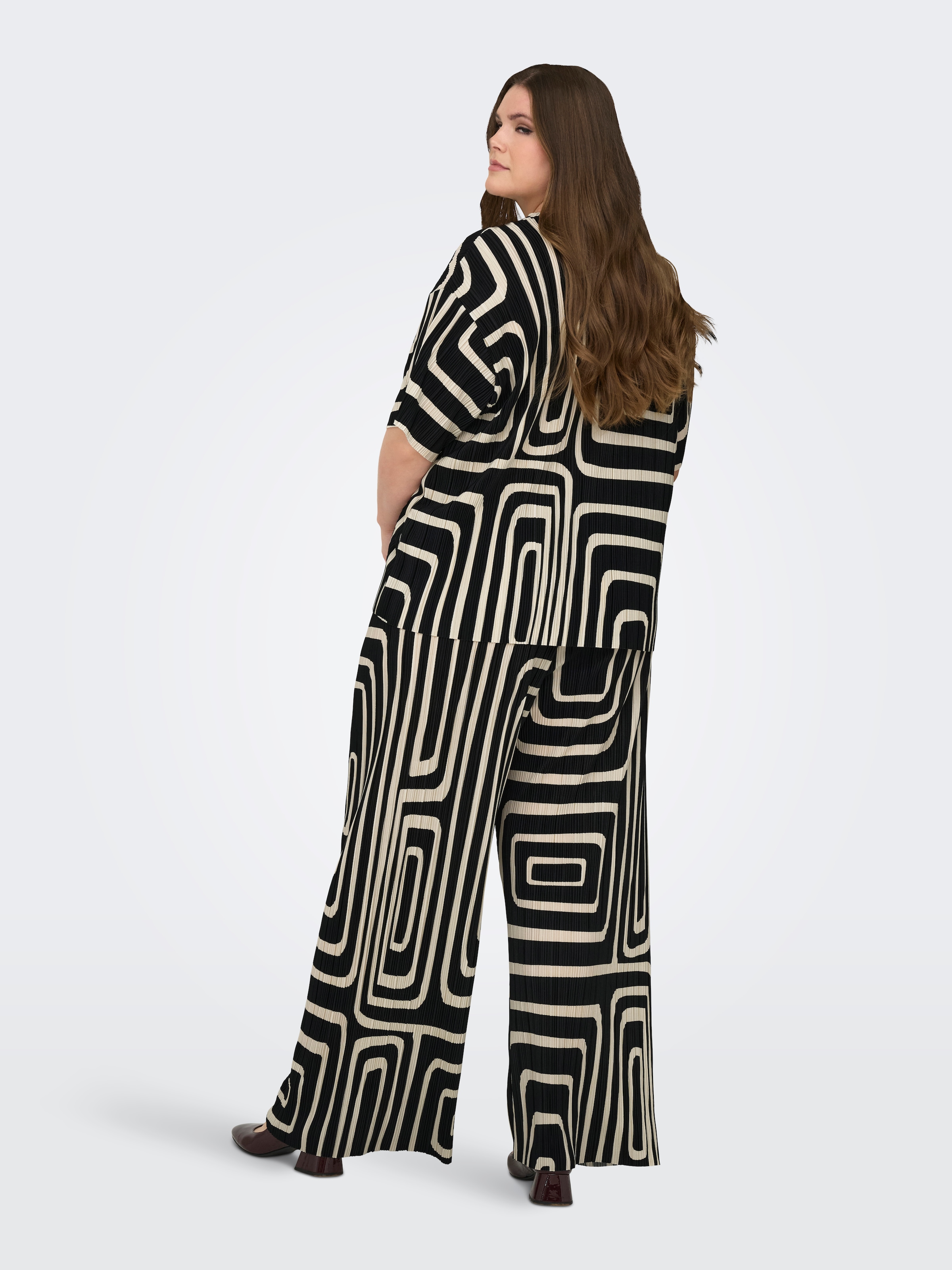 ONLY CARMAKOMA Kurzarmshirt »CARRAVENNA S/S PLISSE AOP TOP JRS NOOS«