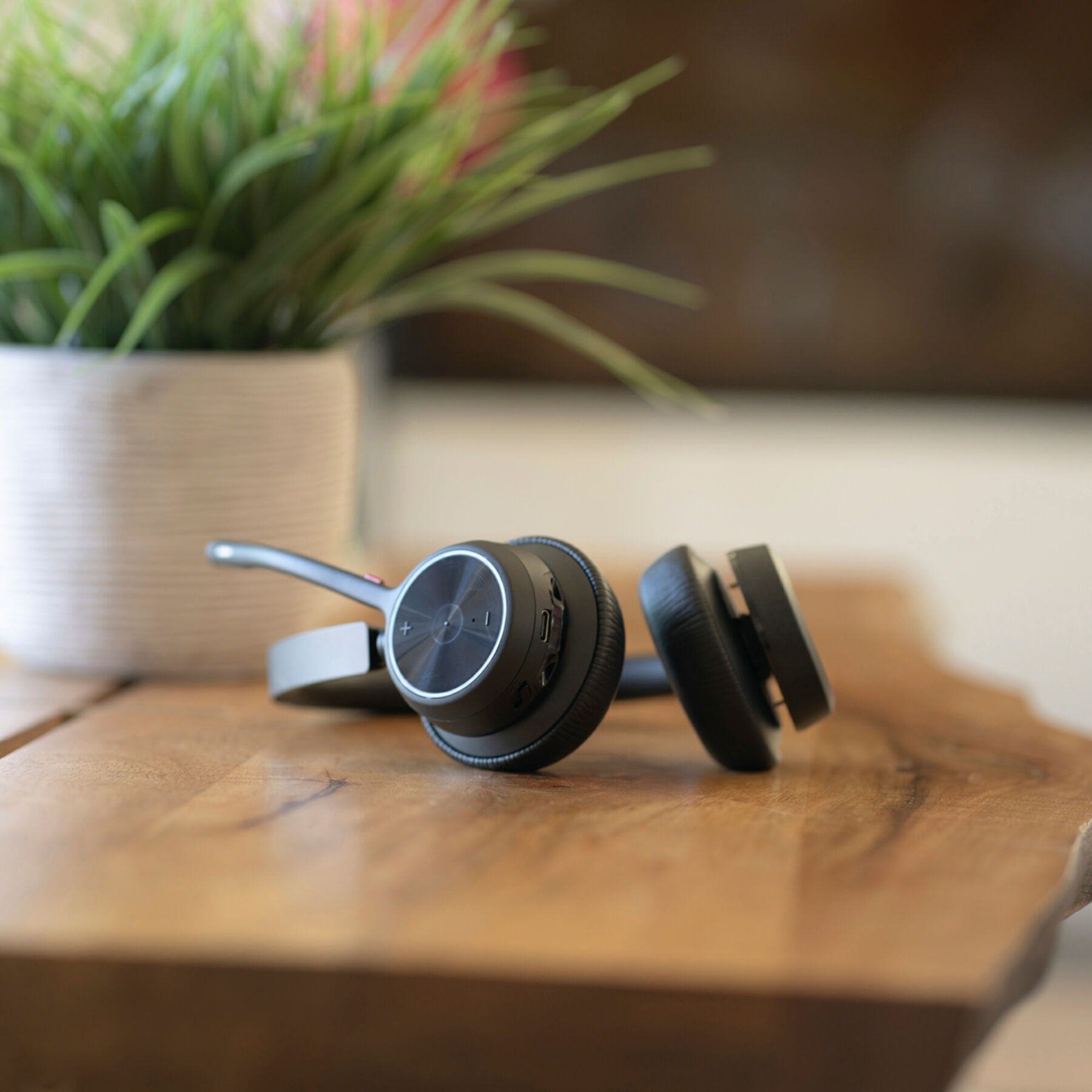 HP Kopfhörer »Poly Voyager 4320 UC Stereo USB-A Headset +BT700 USB-A Adapter +Ladest«, Bluetooth, Freisprechfunktion-Rauschunterdrückung-Sprachsteuerung