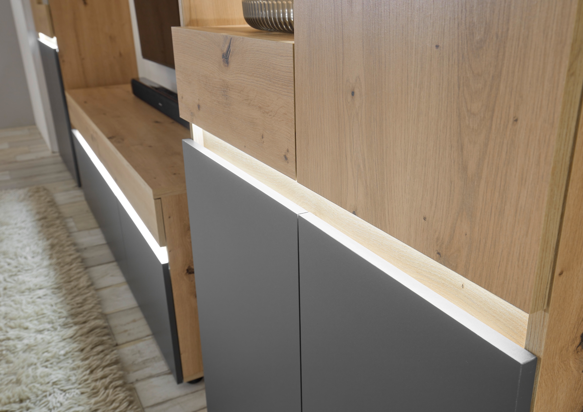 HBZ Vitrine »Lille«, (1 St.), mit LED-Beleuchtung, Vitrinenschrank in Eiche Artisan